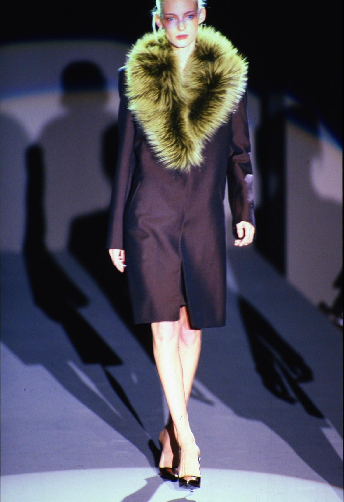 H/W 1997 Gucci by Tom Ford Laufstegmantel aus Wolle und Mohair mit grünem Pelzbesatz und Pelzbesatz Damen im Angebot