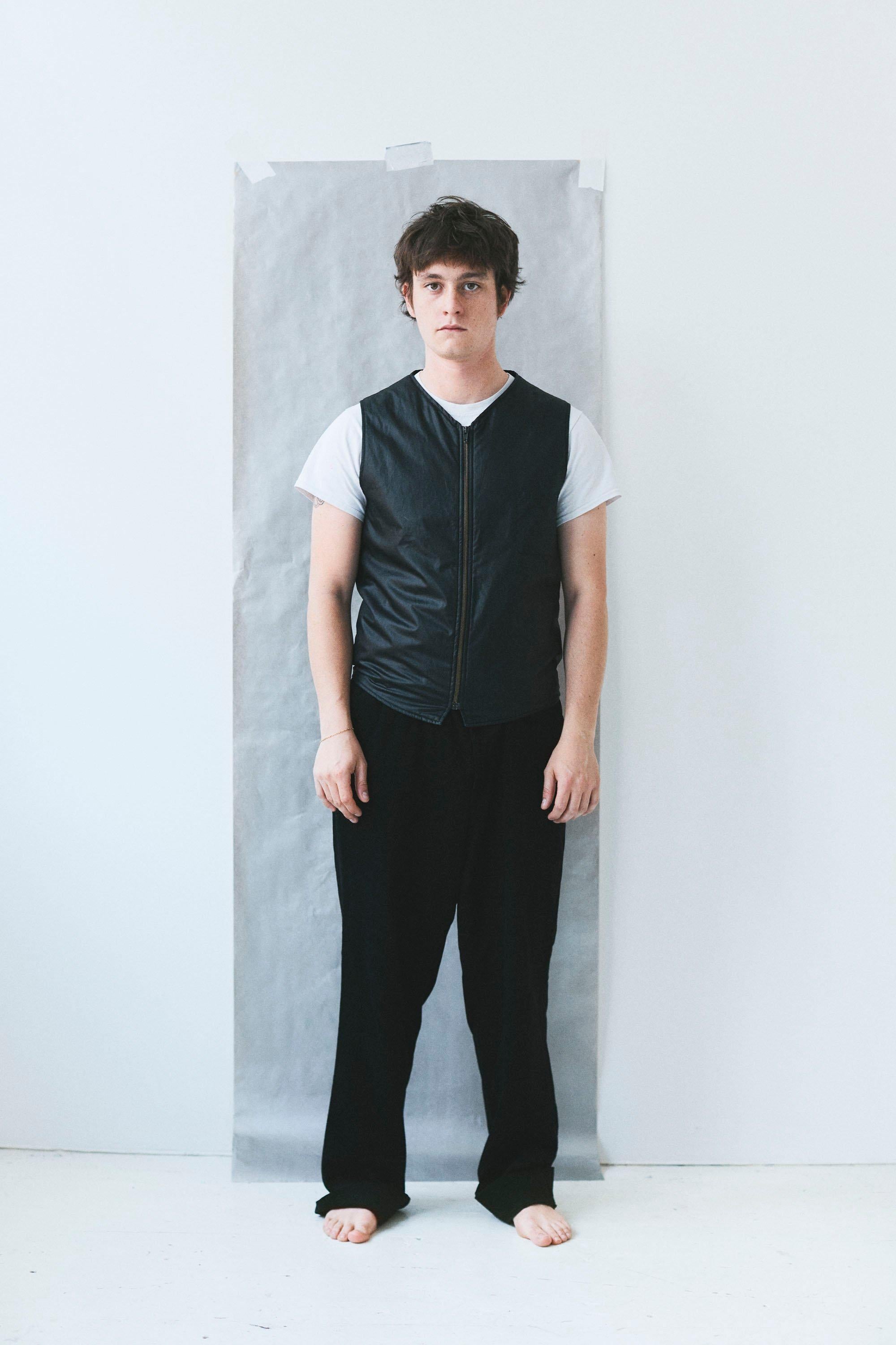 Chaleco aislante Vintage F/W 1997 Helmut Lang. Bolsillo izquierdo con cremallera. Negro. Excelente estado.
