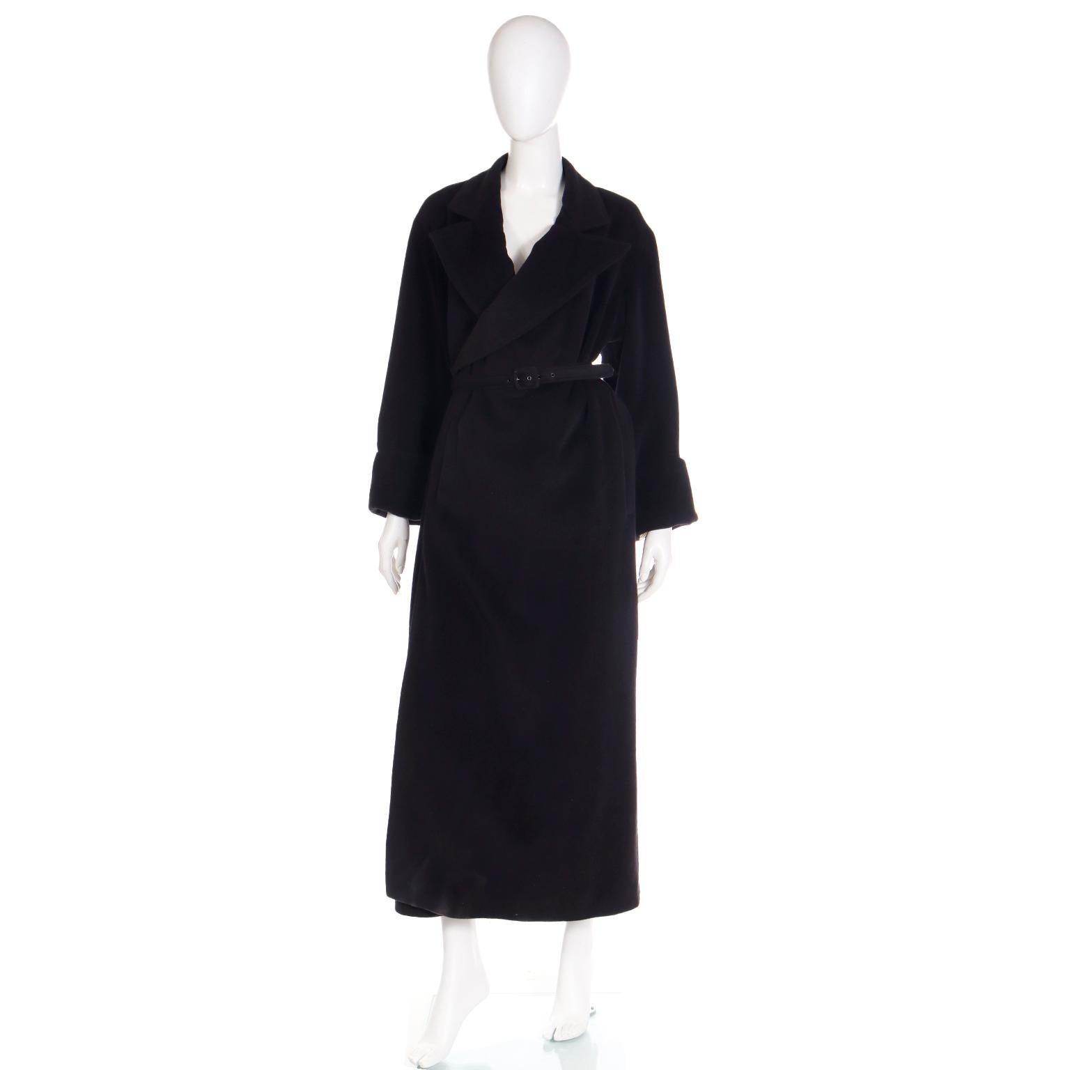 Ce manteau noir vintage 2000 Jean Paul Gaultier Classique est une pièce facile à porter et à incorporer dans une garde-robe moderne. Ce manteau se porte sans effort et il est livré avec sa ceinture d'origine pour ajouter plus de structure et un peu
