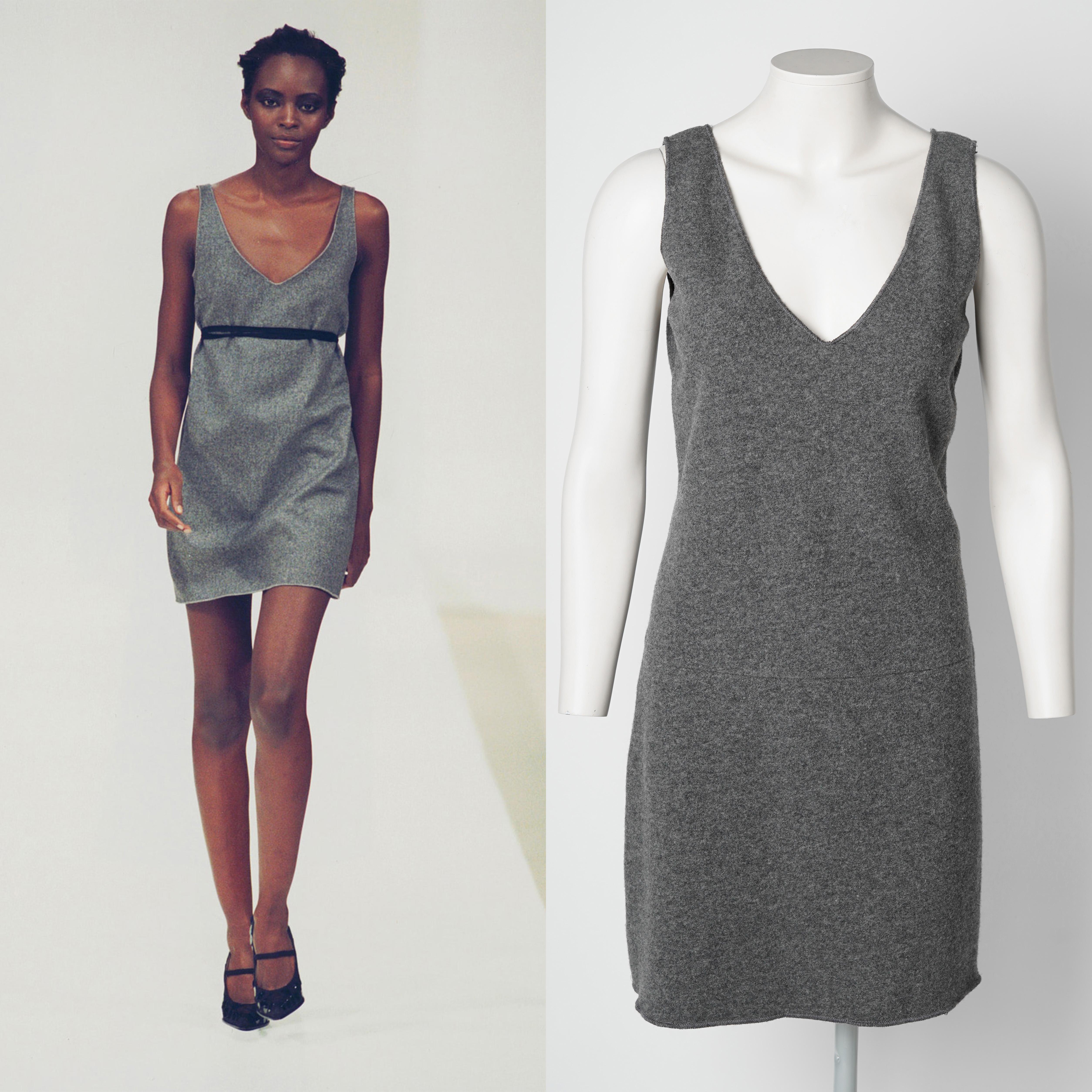 Présentation de la robe de défilé en laine polaire anthracite Miu Miu F/W 1997

- V.I.I.I. décolleté profond devant et dans le dos
- laine polaire anthracite clair
- fermeture à glissière latérale
- tissu doux et anti-démangeaisons
- rouler les