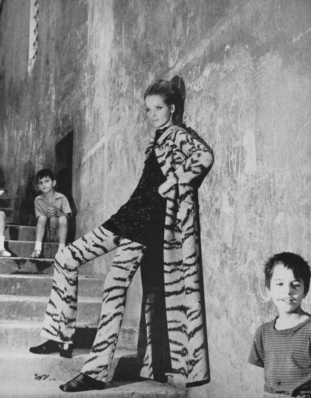 A/I 1997 Valentino Garavani Giacca Cappotto in Raso Marrone con Stampa Animale a tutta lunghezza In condizioni ottime in vendita a West Hollywood, CA