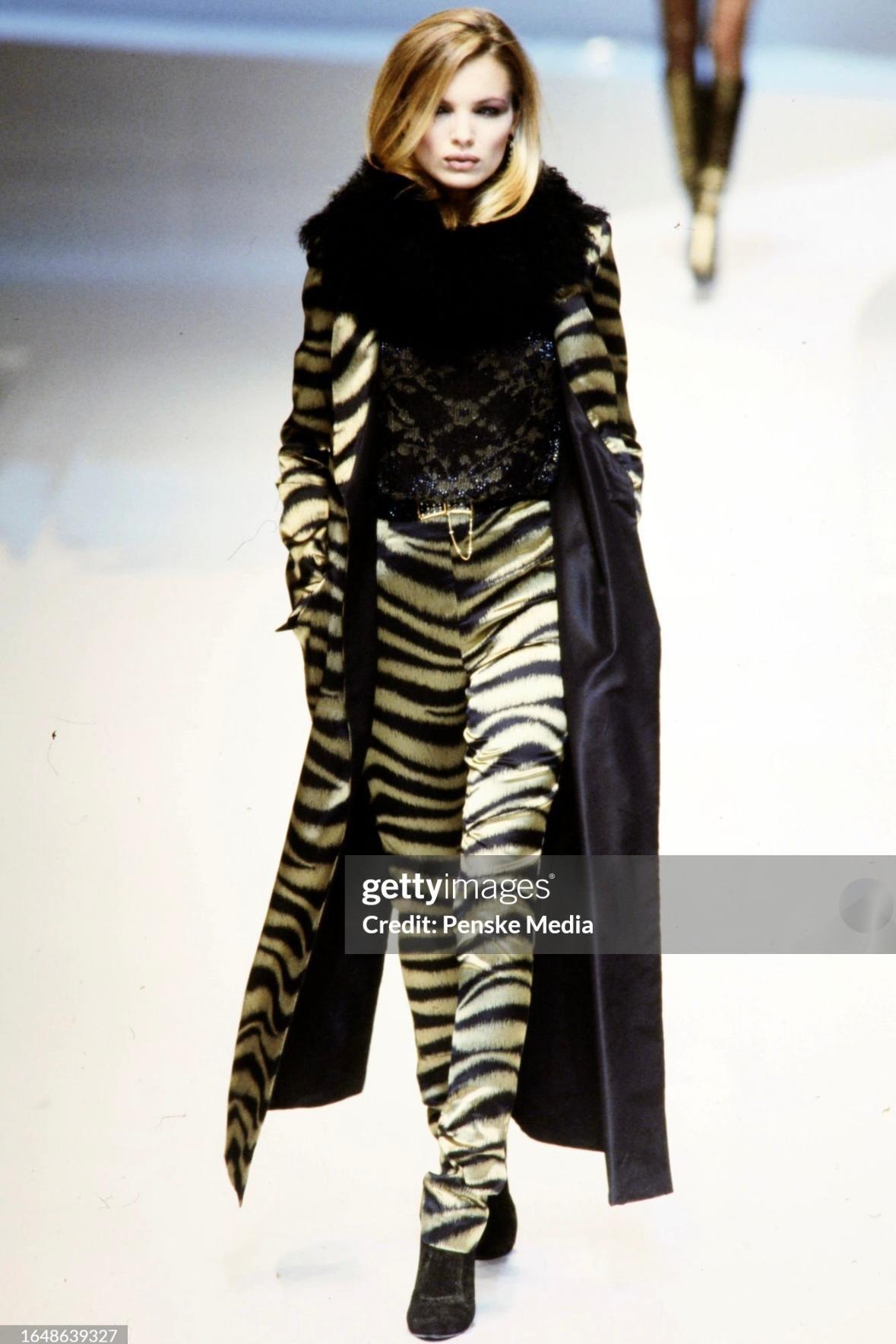 A/I 1997 Valentino Garavani Giacca Cappotto in Raso Marrone con Stampa Animale a tutta lunghezza in vendita 1