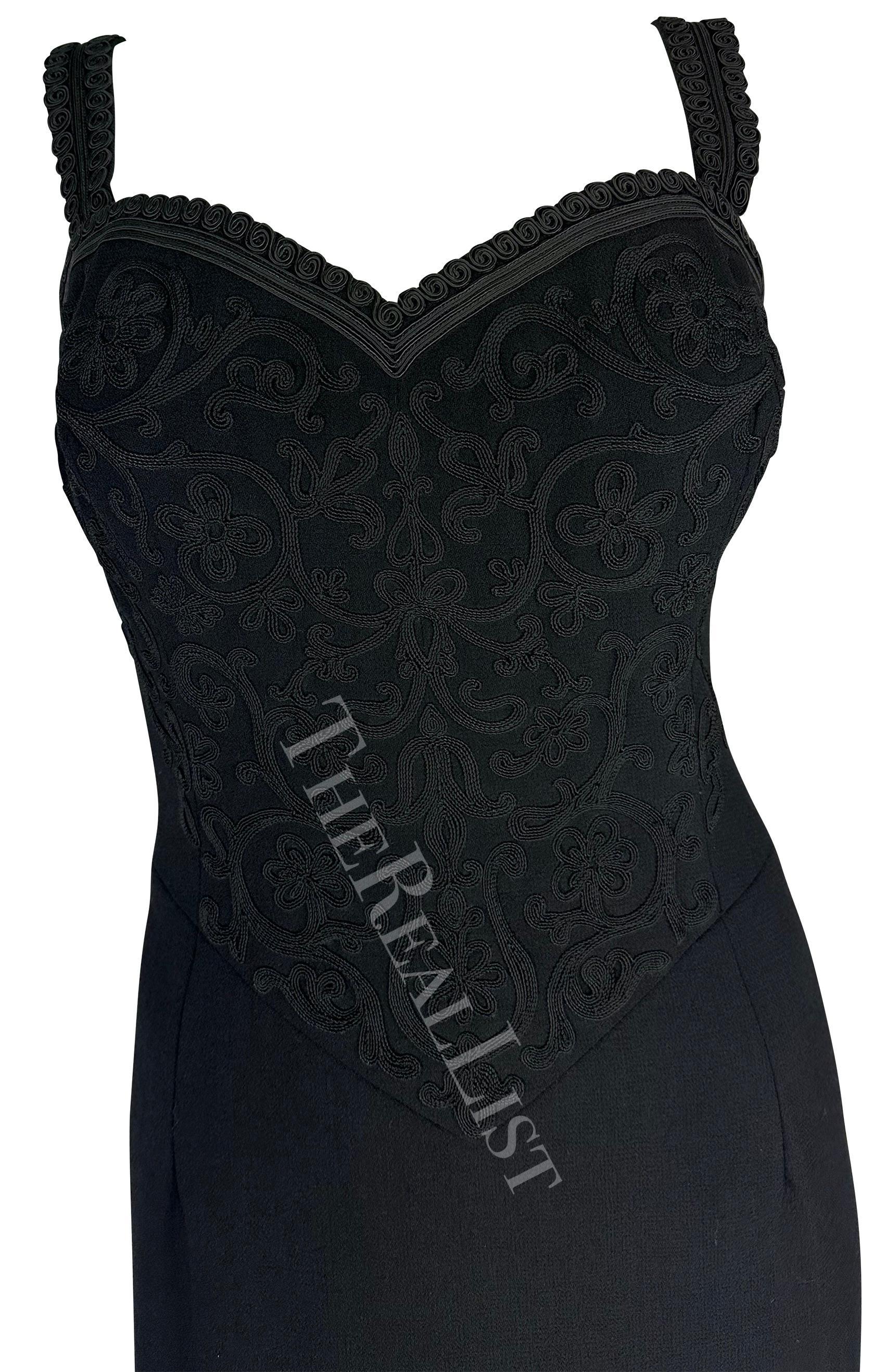 Présentation d'une fabuleuse robe noire Christian Dior Haute Couture, dessinée par John Galliano. Issue de la collection automne-hiver 1998, cette robe faite à la main sur mesure présente un décolleté en forme de cœur et est agrémentée de broderies