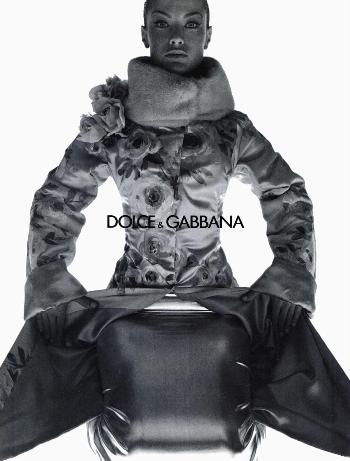 F/W 1998 Dolce & Gabbana Bemaltes Kleid mit Blumenapplikationen Laufsteg 3