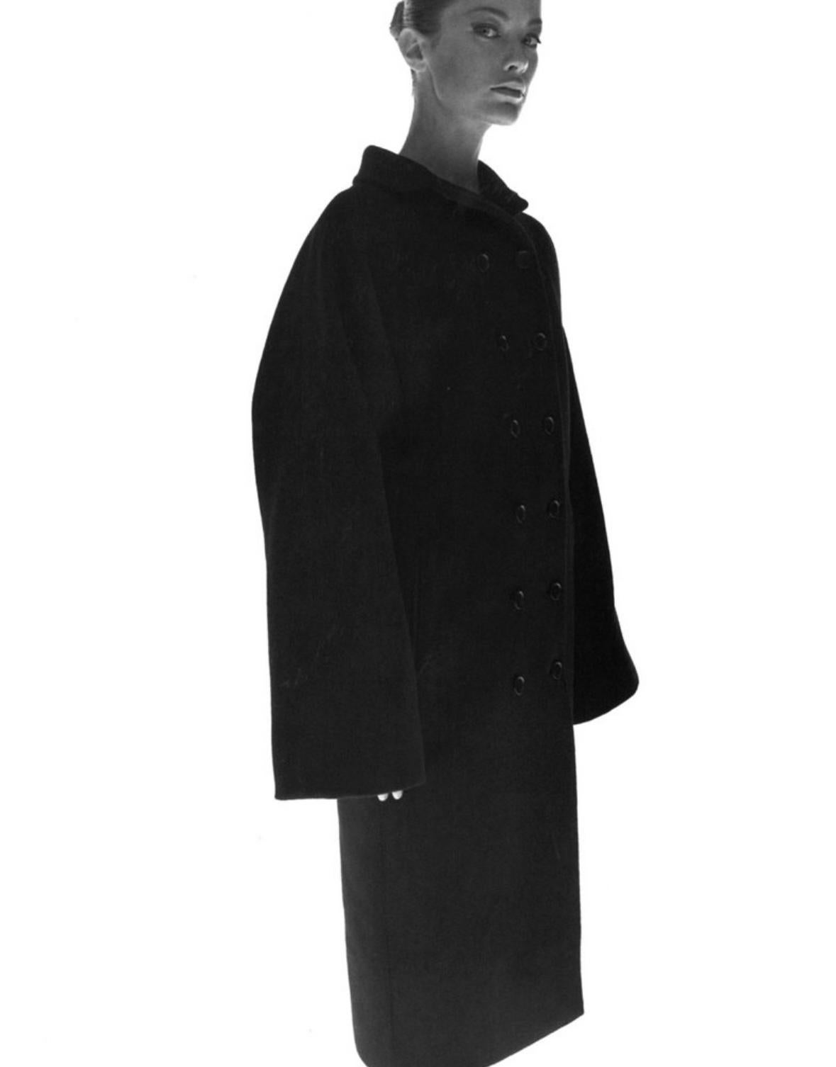 Le versioni di questo cappotto oversize in lana e mohair di Dolce & Gabbana per l'Autunno/Inverno 1998 hanno debuttato in passerella, come nel caso di Vanessa Greca. Il cappotto è stato messo in risalto anche nella campagna pubblicitaria della