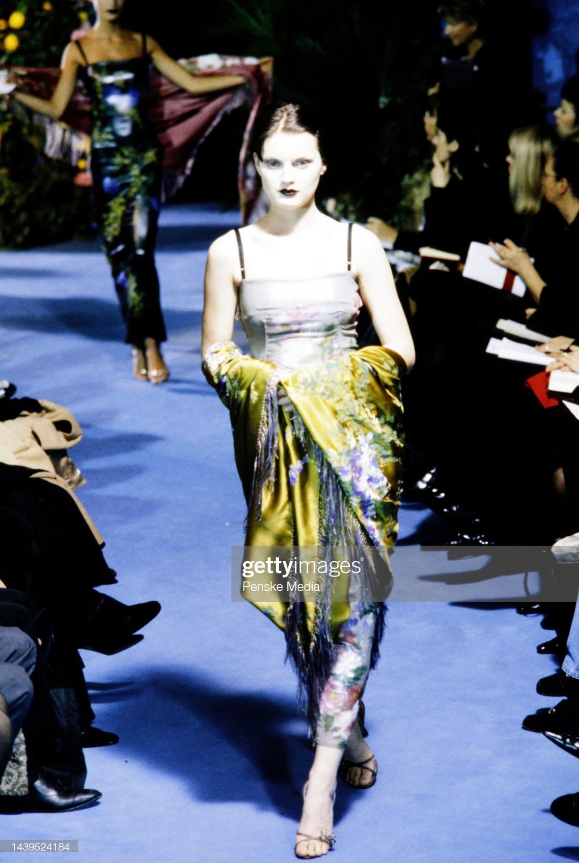 H/W 1998 Dolce & Gabbana Laufsteg Chartreuse Handbemalter Schal mit Blumenfransen 1