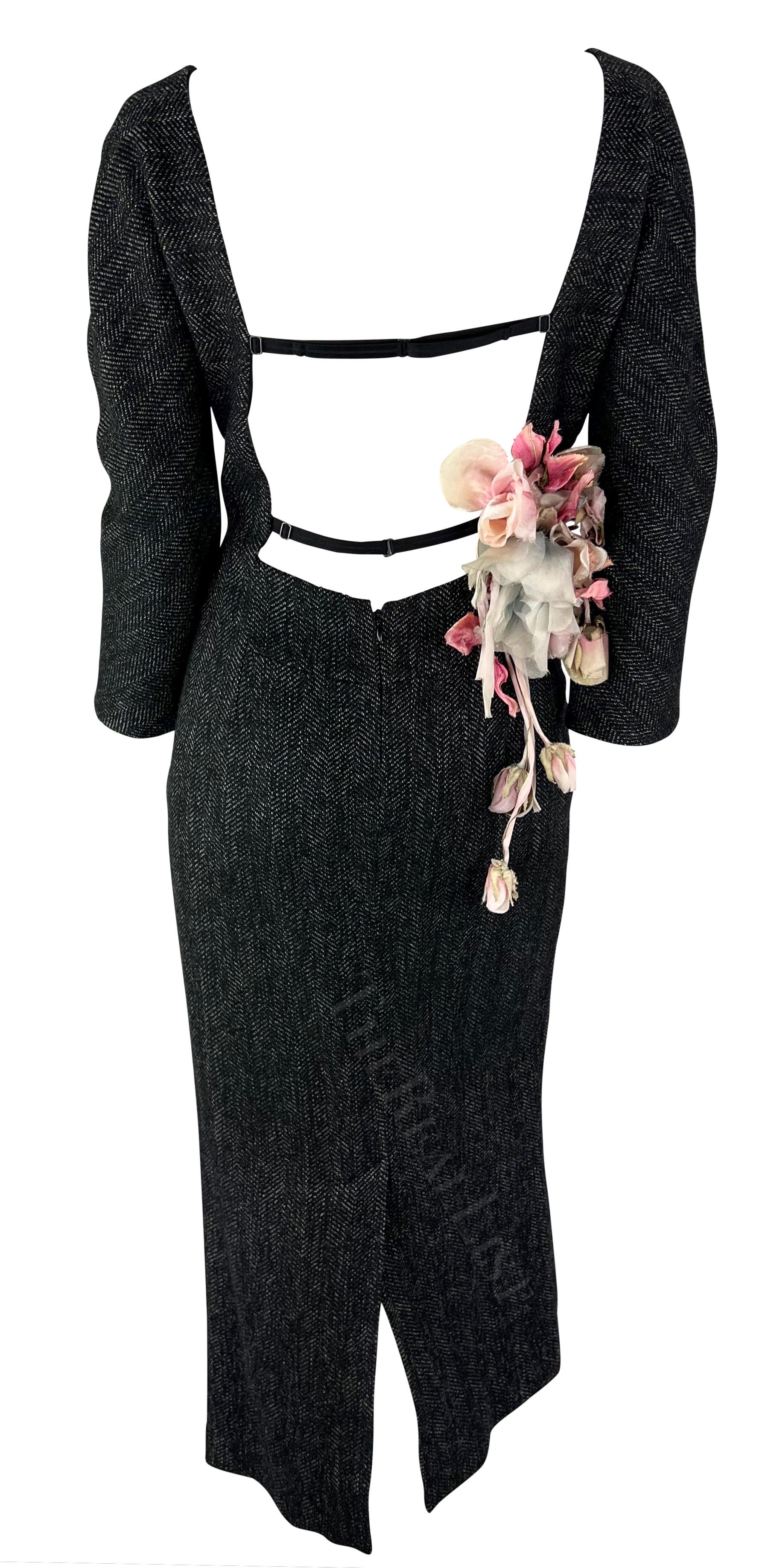 F/W 1998 Dolce & Gabbana Runway Robe à fleurs appliquées dans le dos en laine gris foncé en vente 1