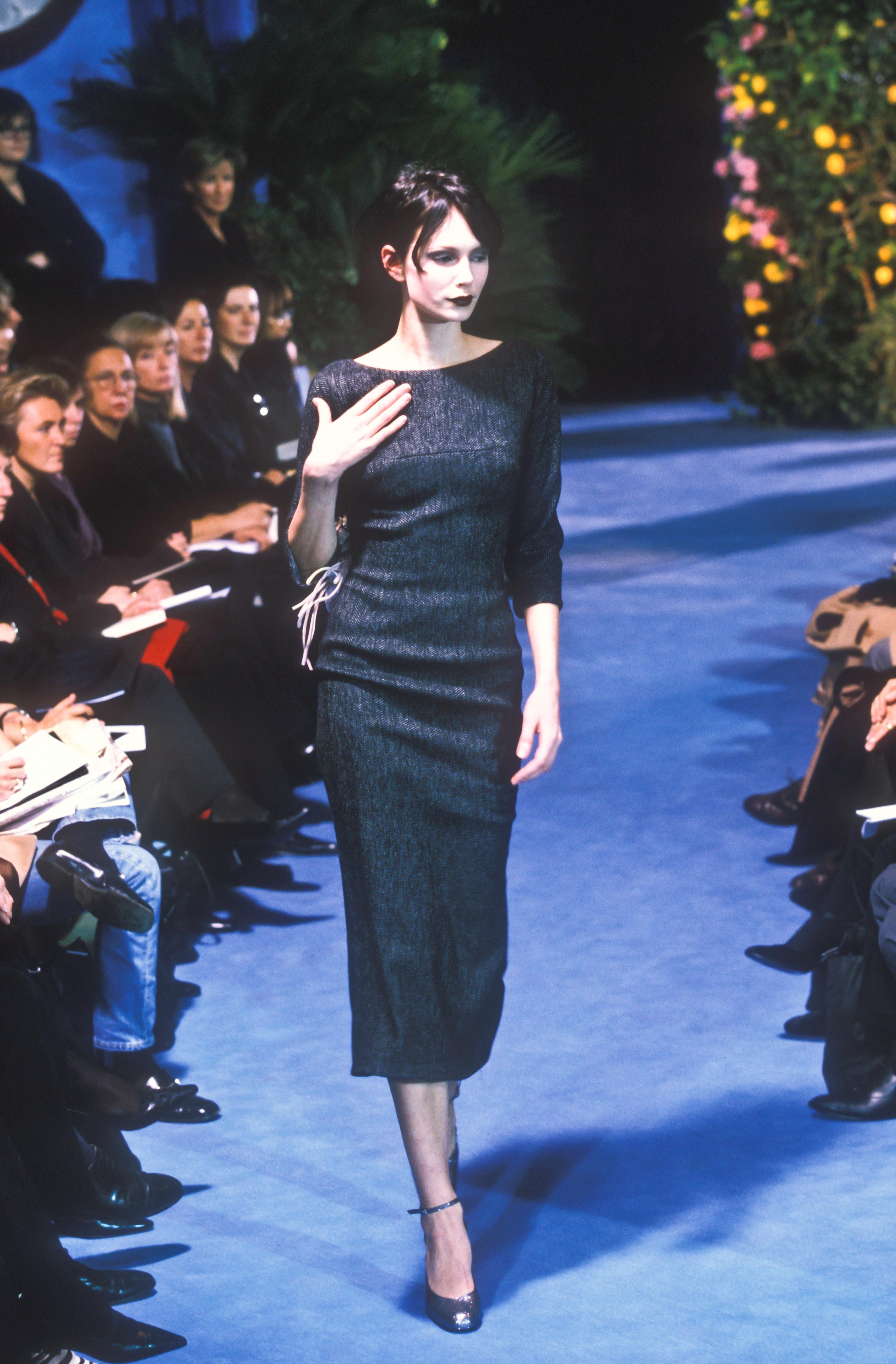 F/W 1998 Dolce & Gabbana Runway Dark Grey Wool Backless Flower Appliqué Dress For Sale 3