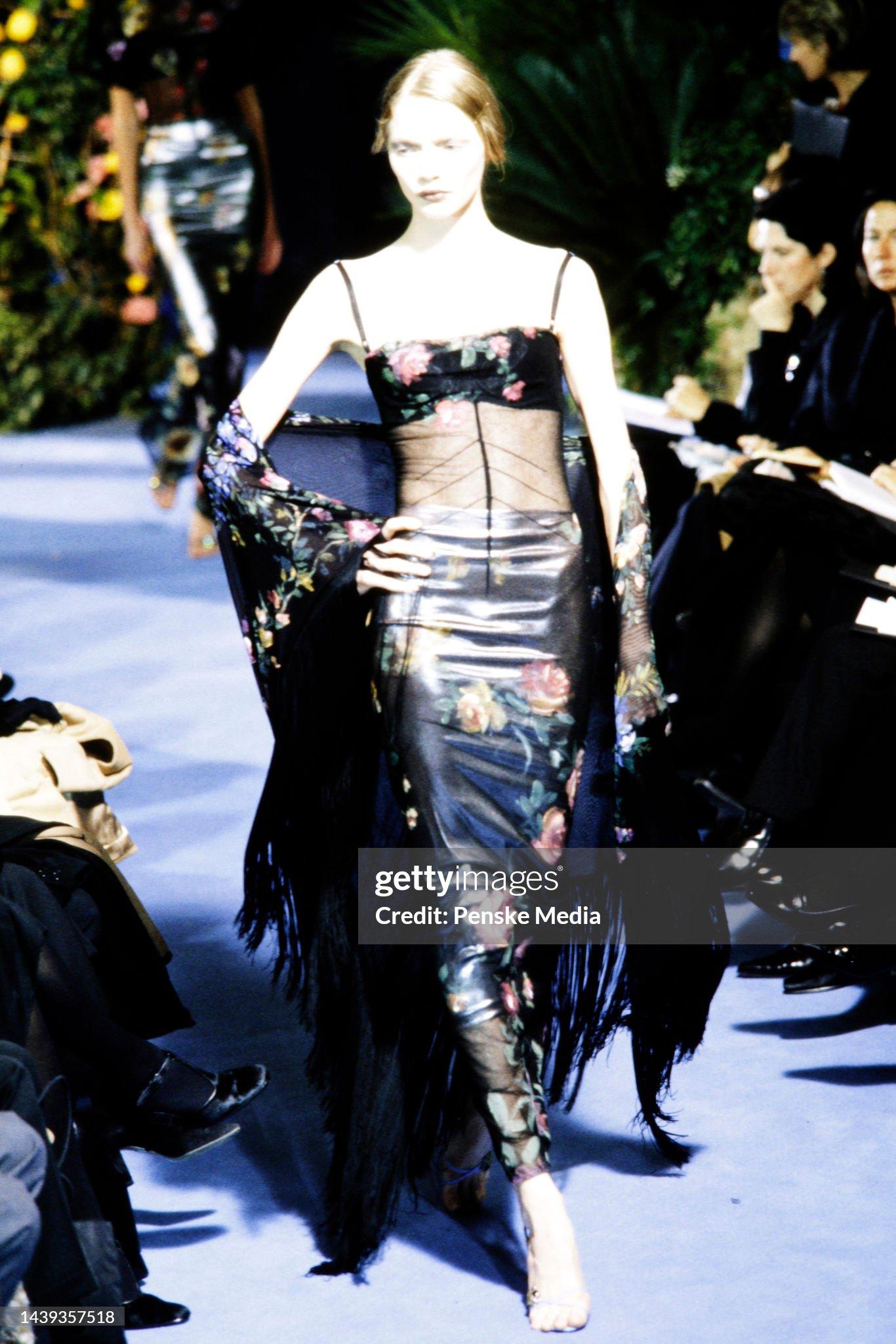 F/W 1998 Dolce & Gabbana Défilé floral peint à la main Châle à franges en maille diaphane Pour femmes en vente