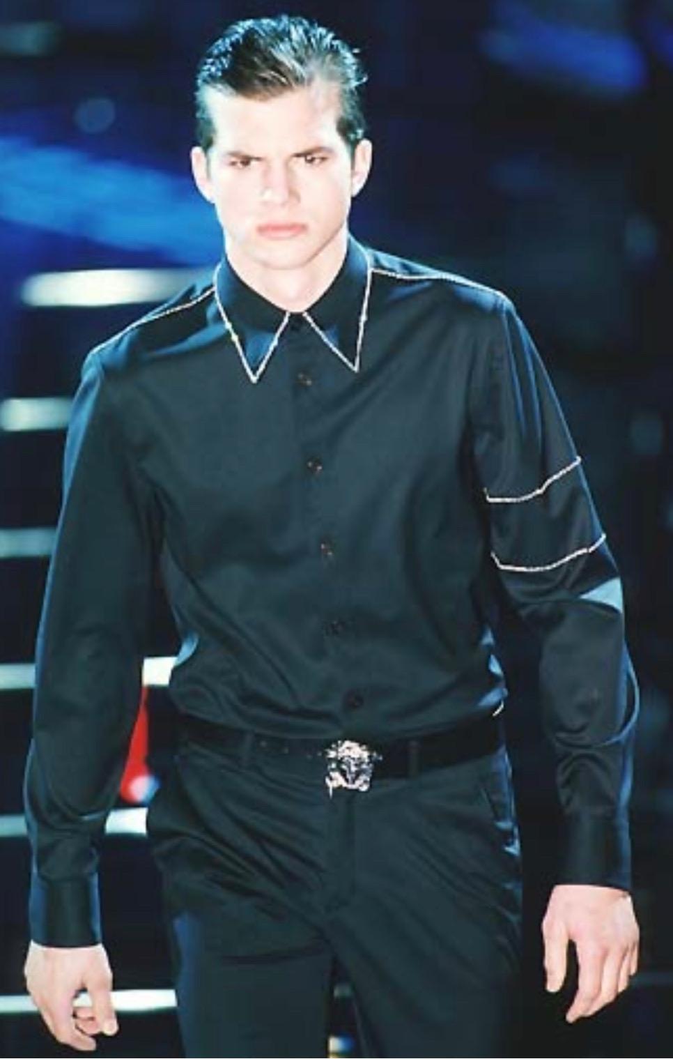 Wir präsentieren ein unglaubliches Gianni Versace Hemd mit Strasssteinen für Herren, entworfen von Donatella Versace. Dieses auberginefarbene Hemd aus der Herbst/Winter-Kollektion 1998 wurde erstmals auf dem Laufsteg in Schwarz präsentiert. Dieses
