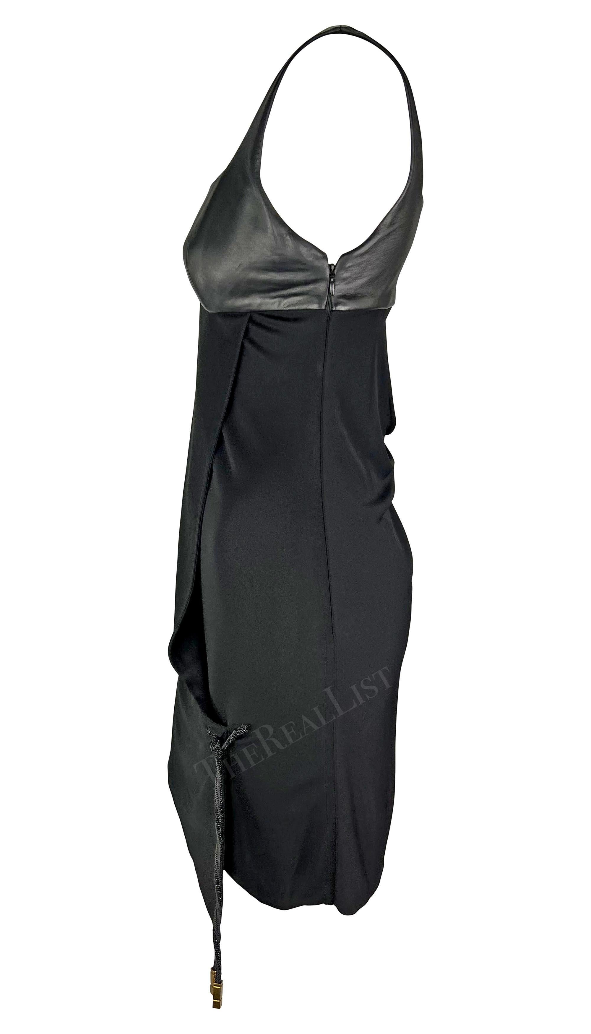 Donna A/I 1998 Donatella Versace for Gianni Versace, abito midi in pelle nera con strass. in vendita