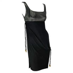 A/I 1998 Donatella Versace for Gianni Versace, abito midi in pelle nera con strass.