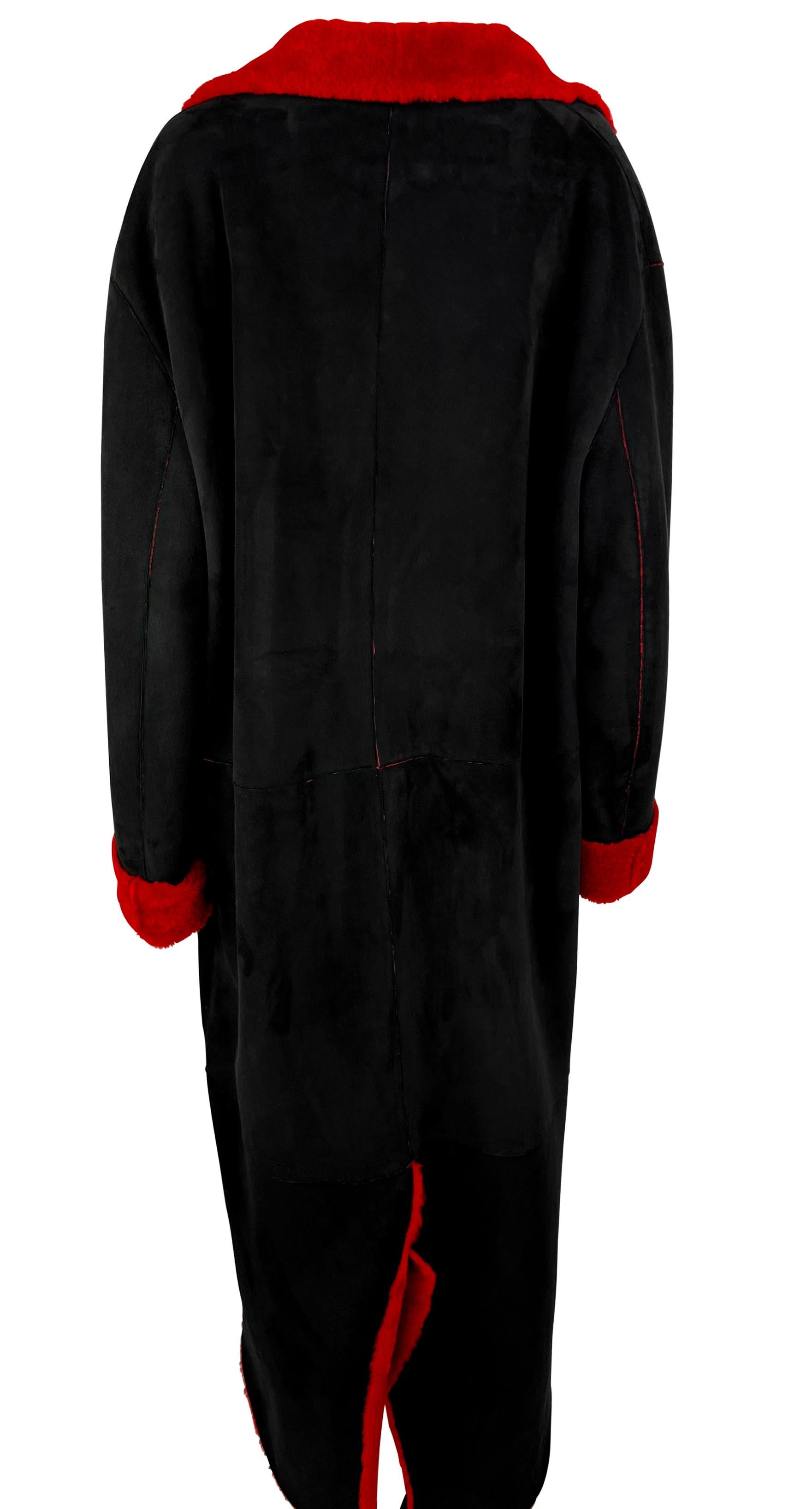 F/W 1998 Gianni Versace by Donatella Mens Runway Red Shearling Black Suede Coat en vente 3