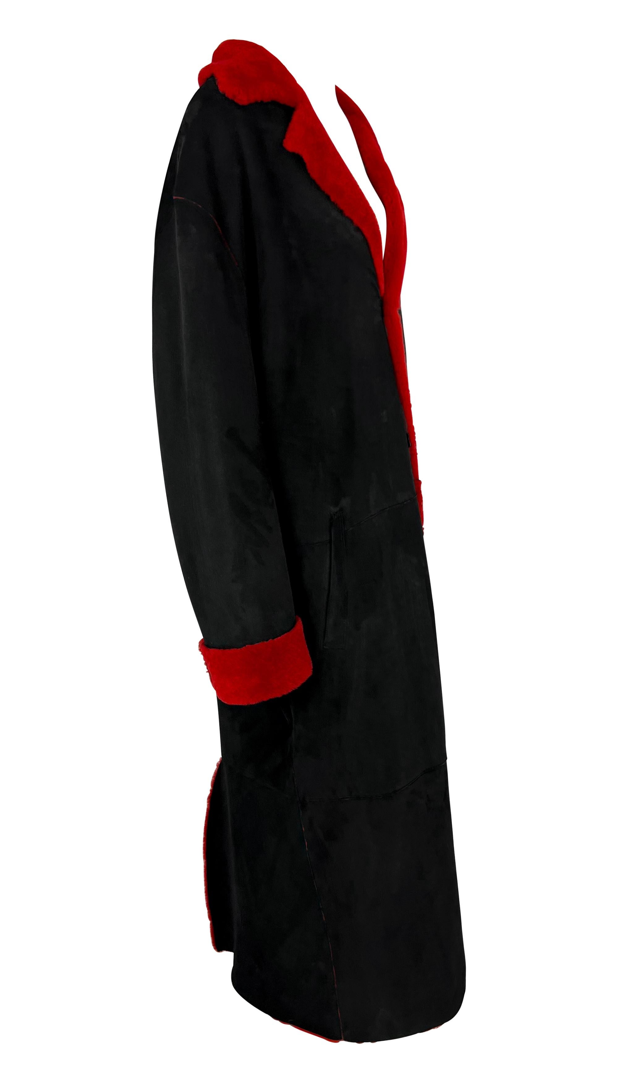 F/W 1998 Gianni Versace by Donatella Mens Runway Red Shearling Black Suede Coat en vente 4
