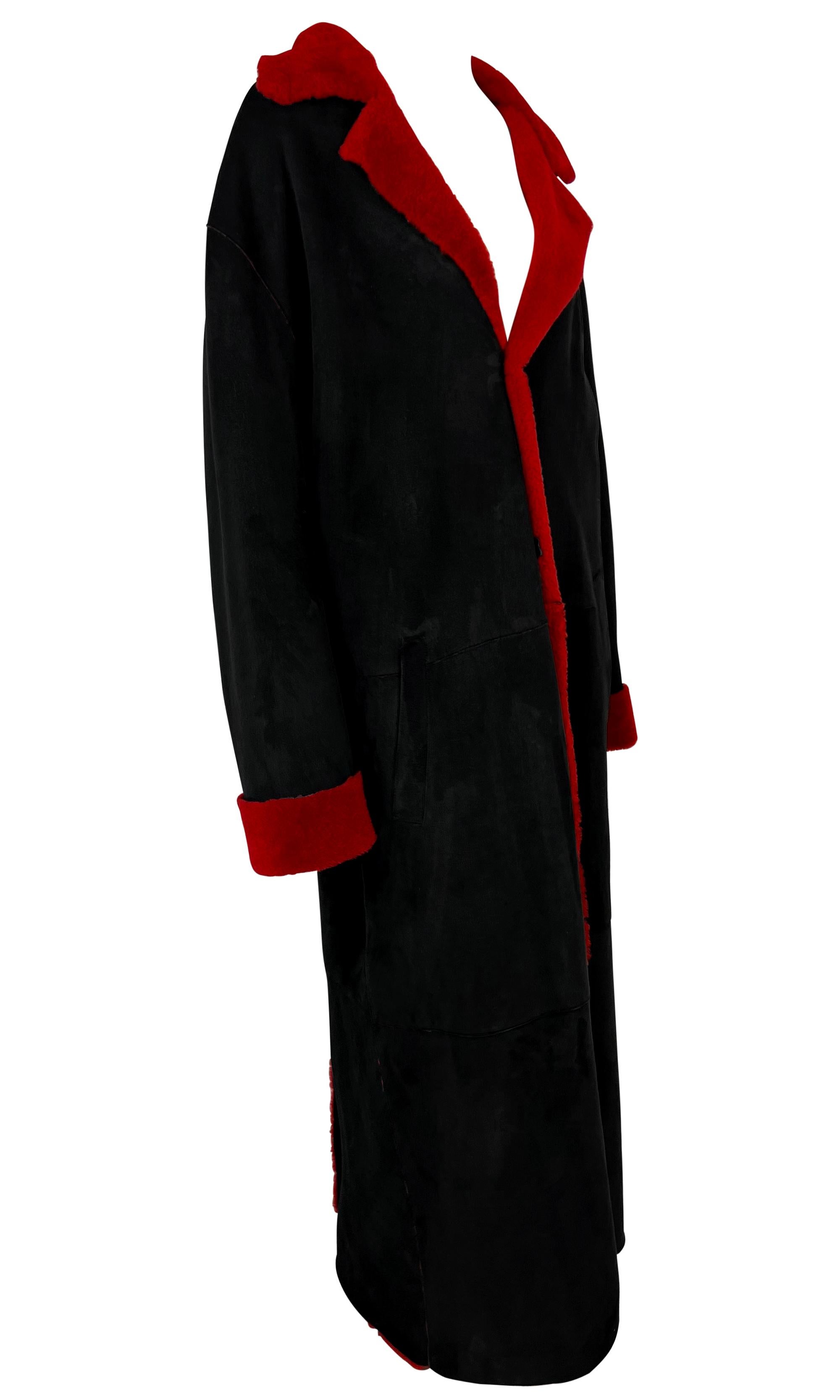 F/W 1998 Gianni Versace by Donatella Mens Runway Red Shearling Black Suede Coat en vente 5