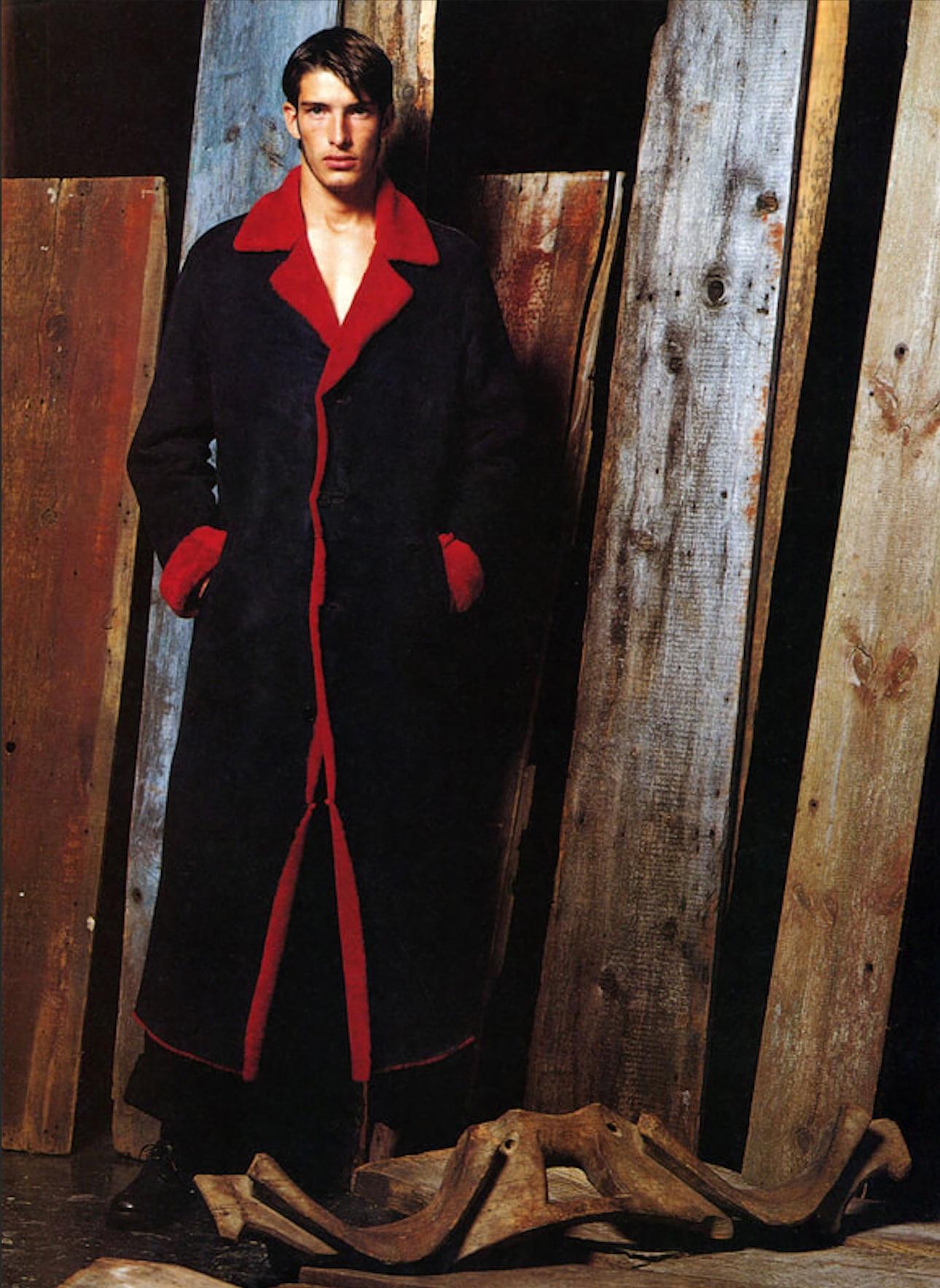 Noir F/W 1998 Gianni Versace by Donatella Mens Runway Red Shearling Black Suede Coat en vente