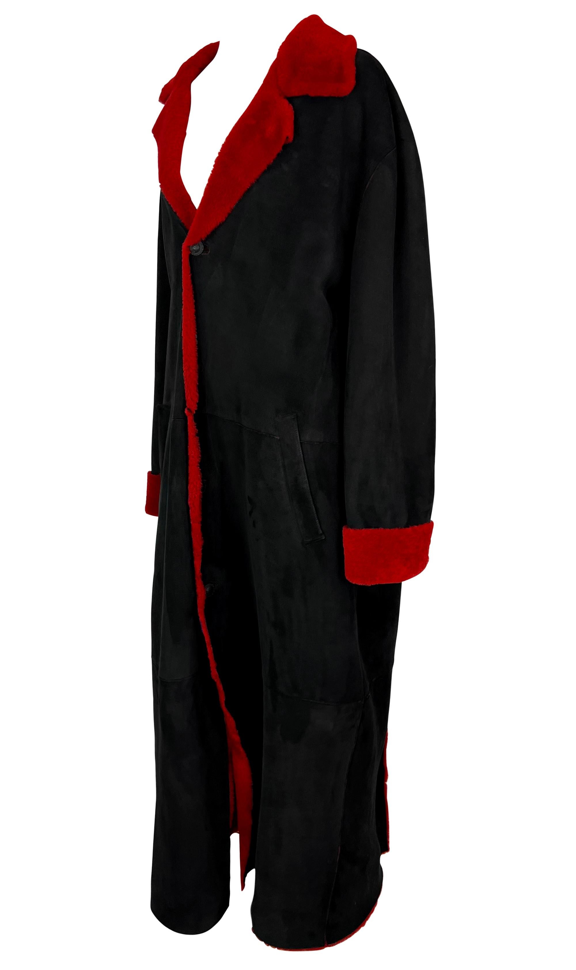 F/W 1998 Gianni Versace by Donatella Mens Runway Red Shearling Black Suede Coat Excellent état - En vente à West Hollywood, CA