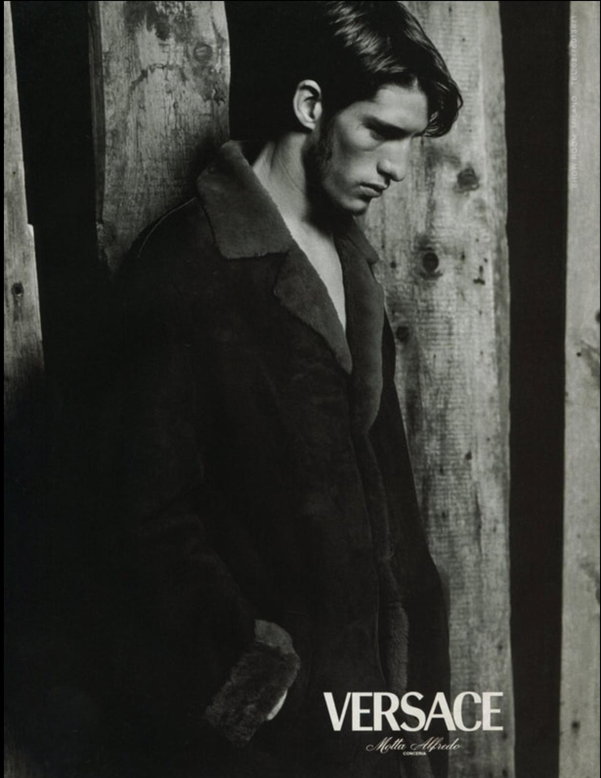 F/W 1998 Gianni Versace by Donatella Mens Runway Red Shearling Black Suede Coat Pour hommes en vente