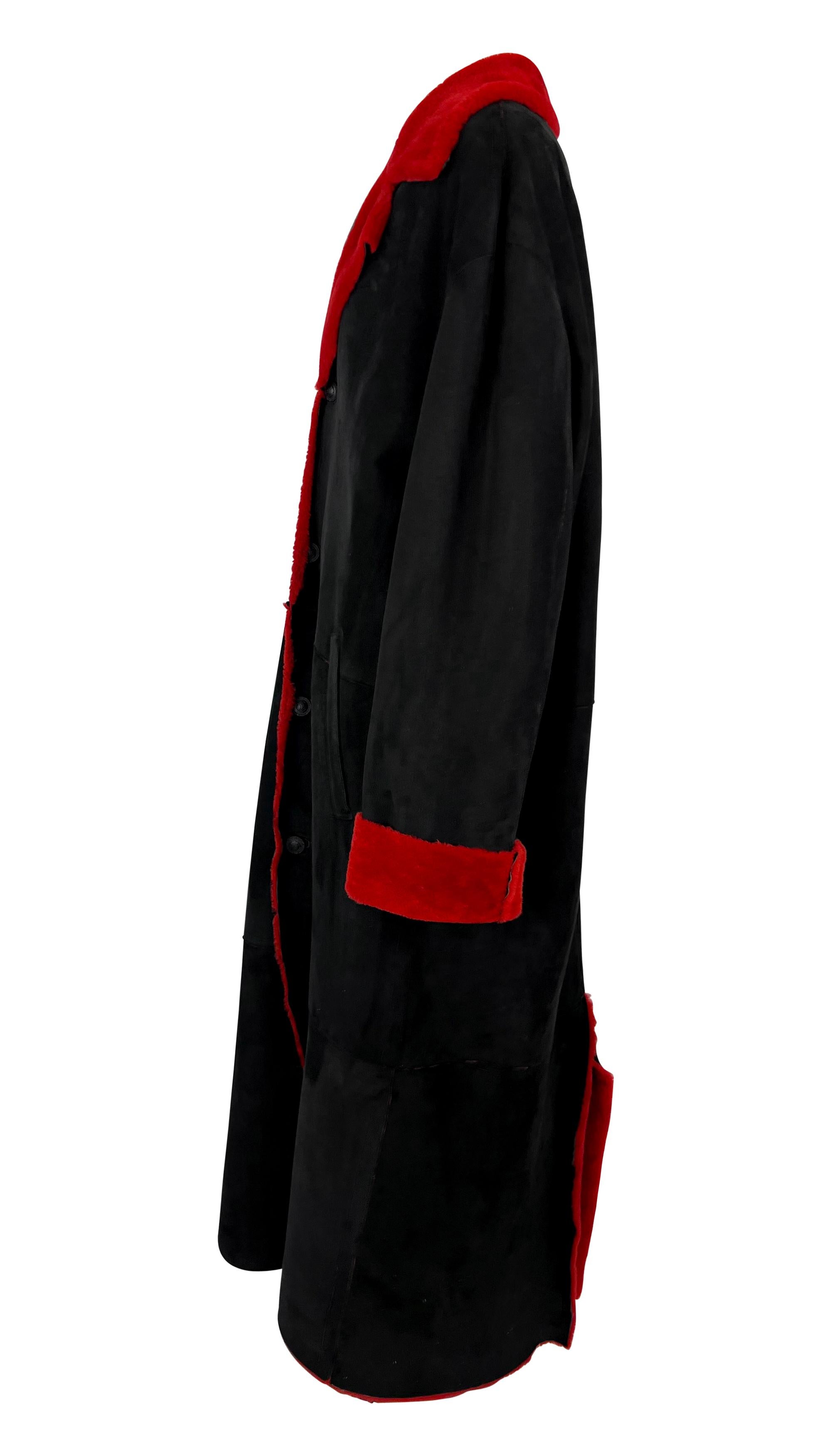 F/W 1998 Gianni Versace by Donatella Mens Runway Red Shearling Black Suede Coat en vente 1