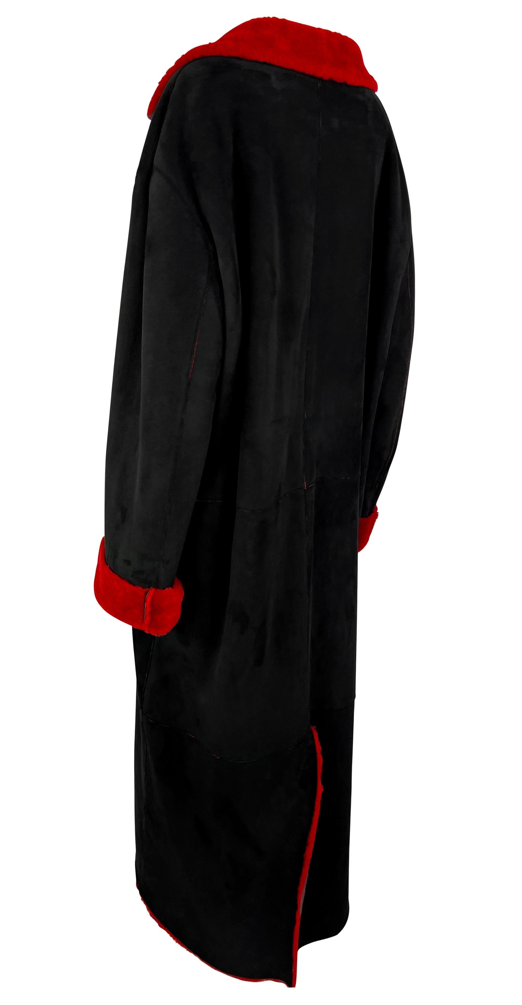F/W 1998 Gianni Versace by Donatella Mens Runway Red Shearling Black Suede Coat en vente 2