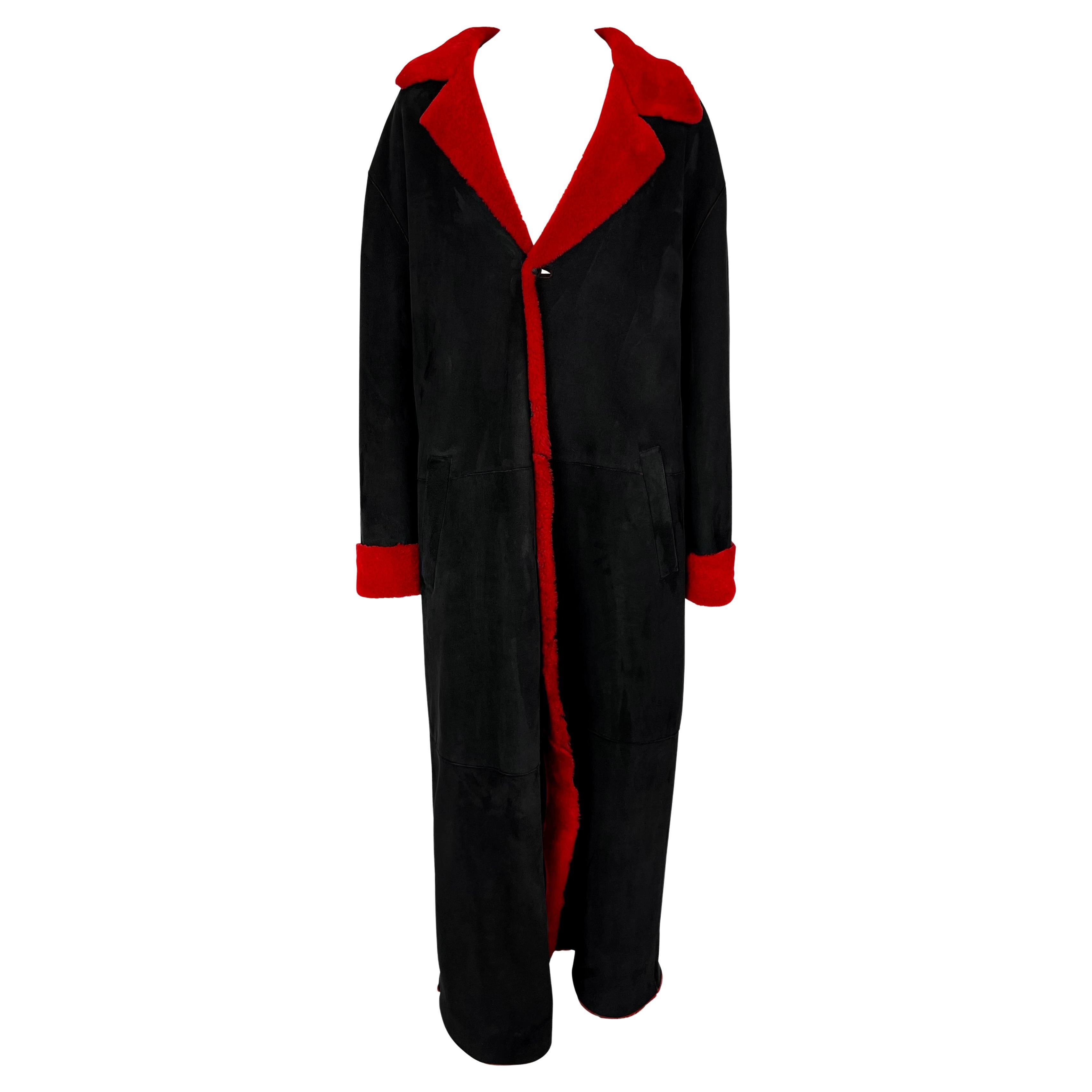 F/W 1998 Gianni Versace by Donatella Mens Runway Red Shearling Black Suede Coat en vente