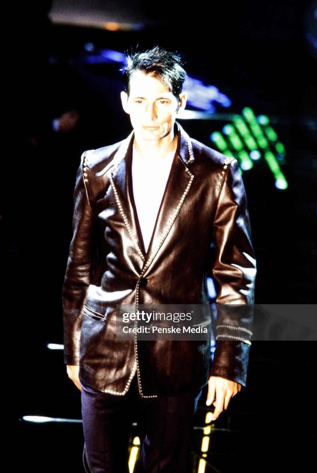 H/W 1998 Gianni Versace by Donatella Herren Laufsteg Blazer aus Leder mit Nieten im Angebot 2
