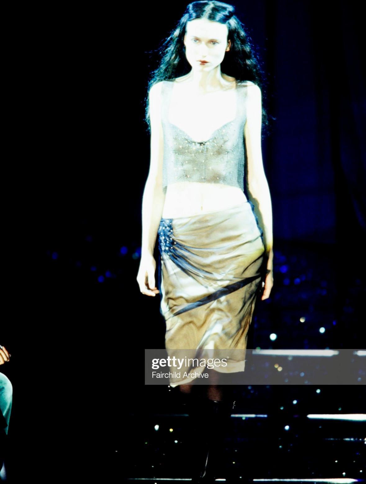 A/I 1998 Gianni Versace by Donatella Versace Runway Ad Beige Gonna in tulle con borchie in vendita 3