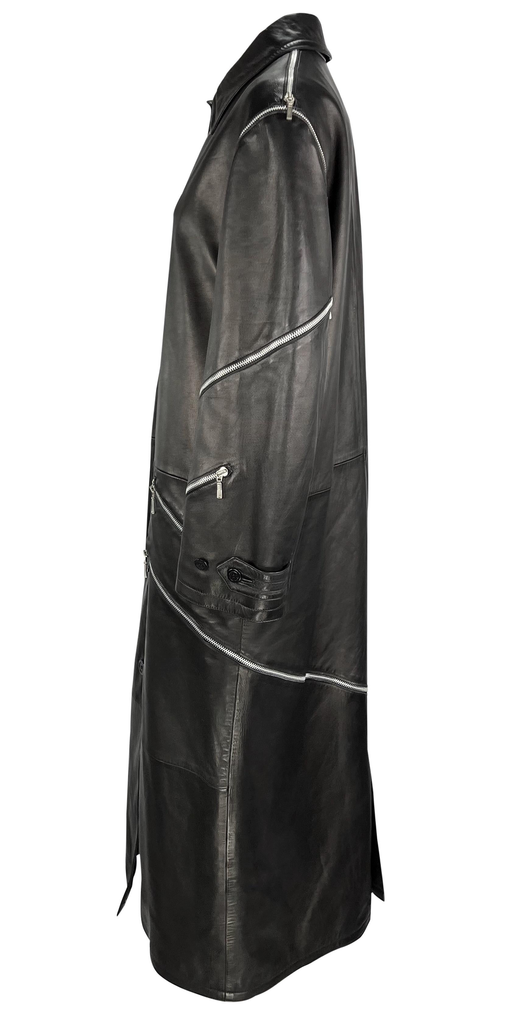 Nero A/I 1998 Donatella Versace for Gianni Versace ha fatto sfilare un trench in pelle nera con zip in vendita