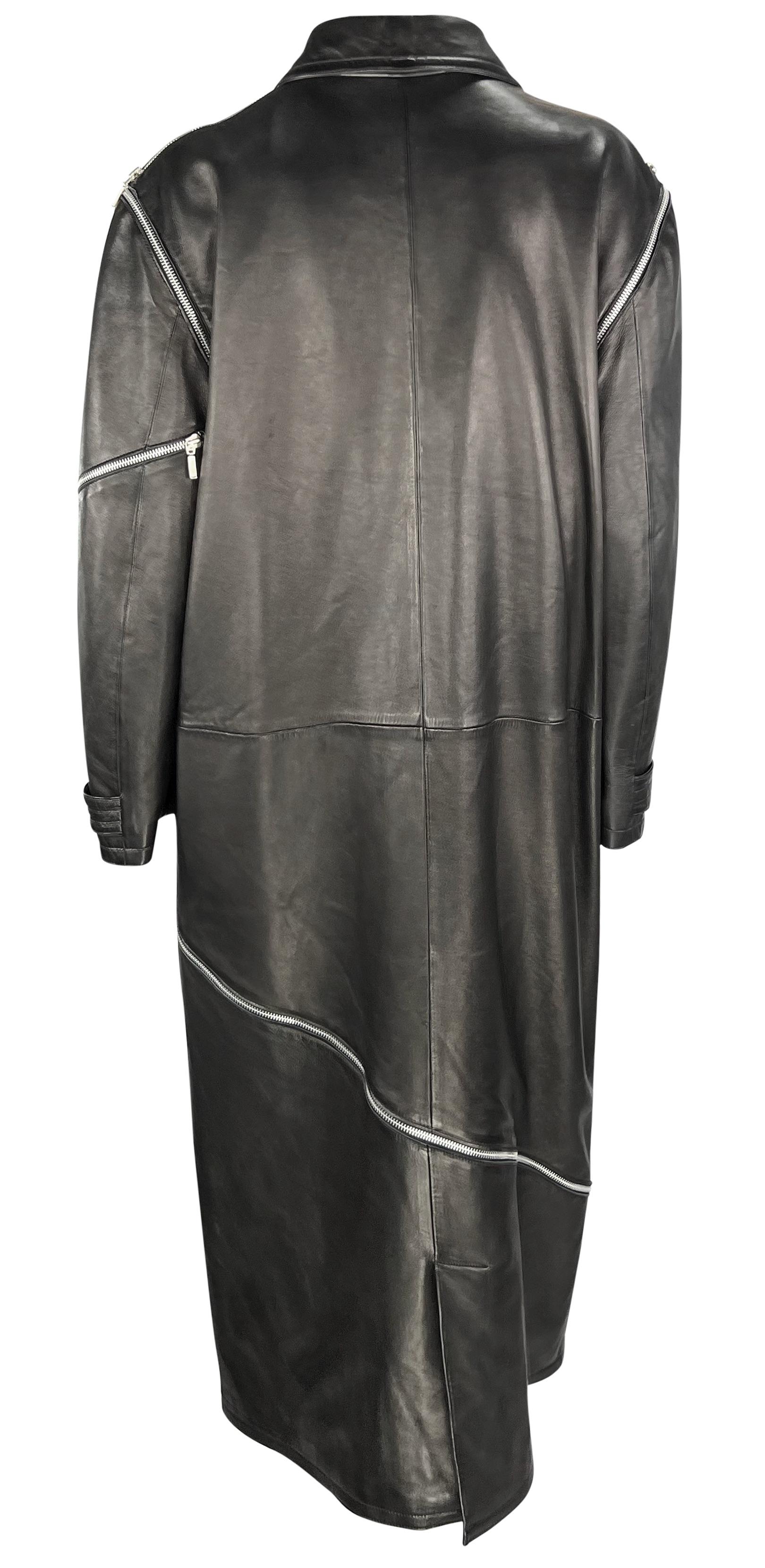 A/I 1998 Donatella Versace for Gianni Versace ha fatto sfilare un trench in pelle nera con zip In condizioni ottime in vendita a West Hollywood, CA