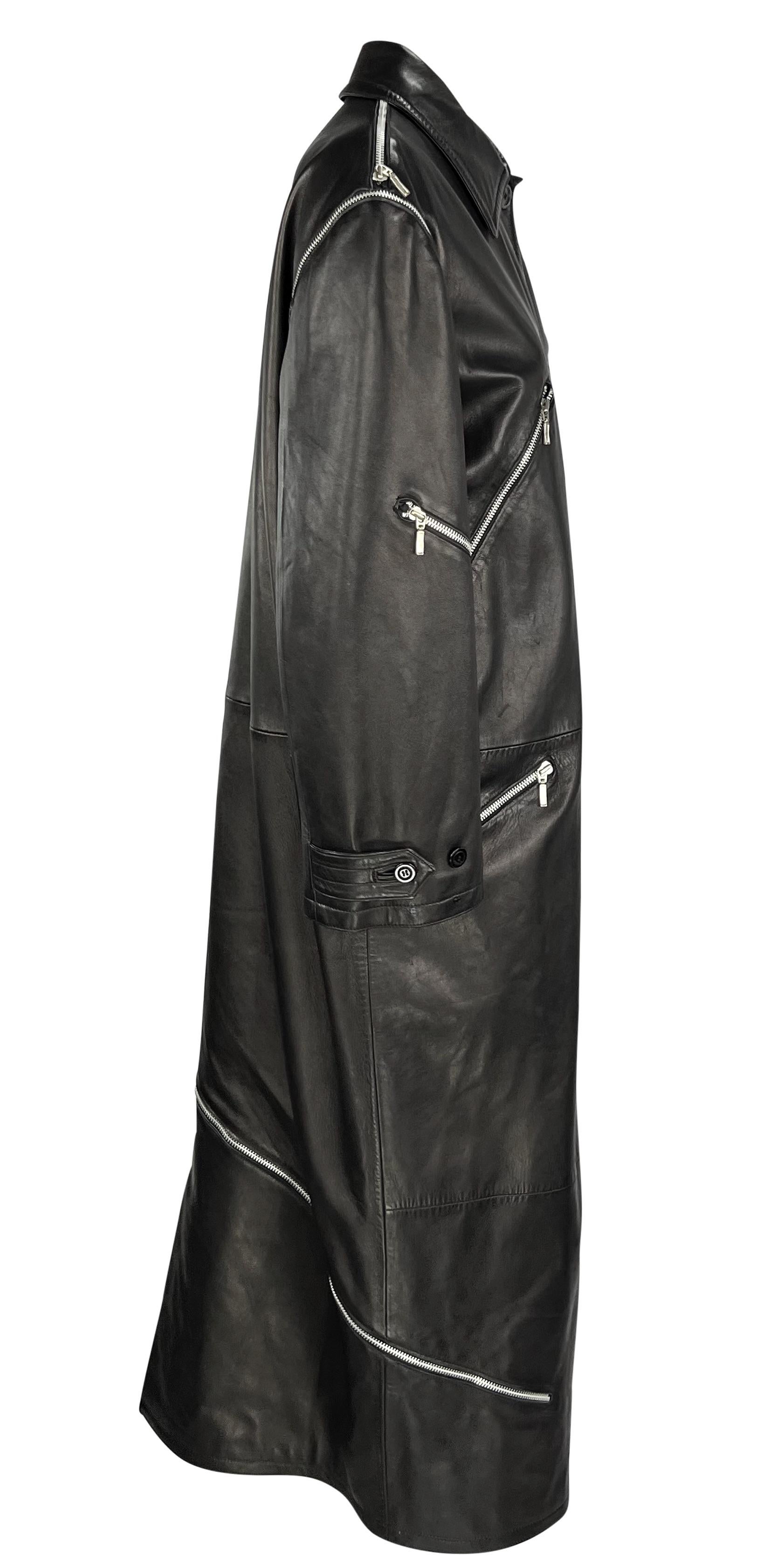 Donna A/I 1998 Donatella Versace for Gianni Versace ha fatto sfilare un trench in pelle nera con zip in vendita