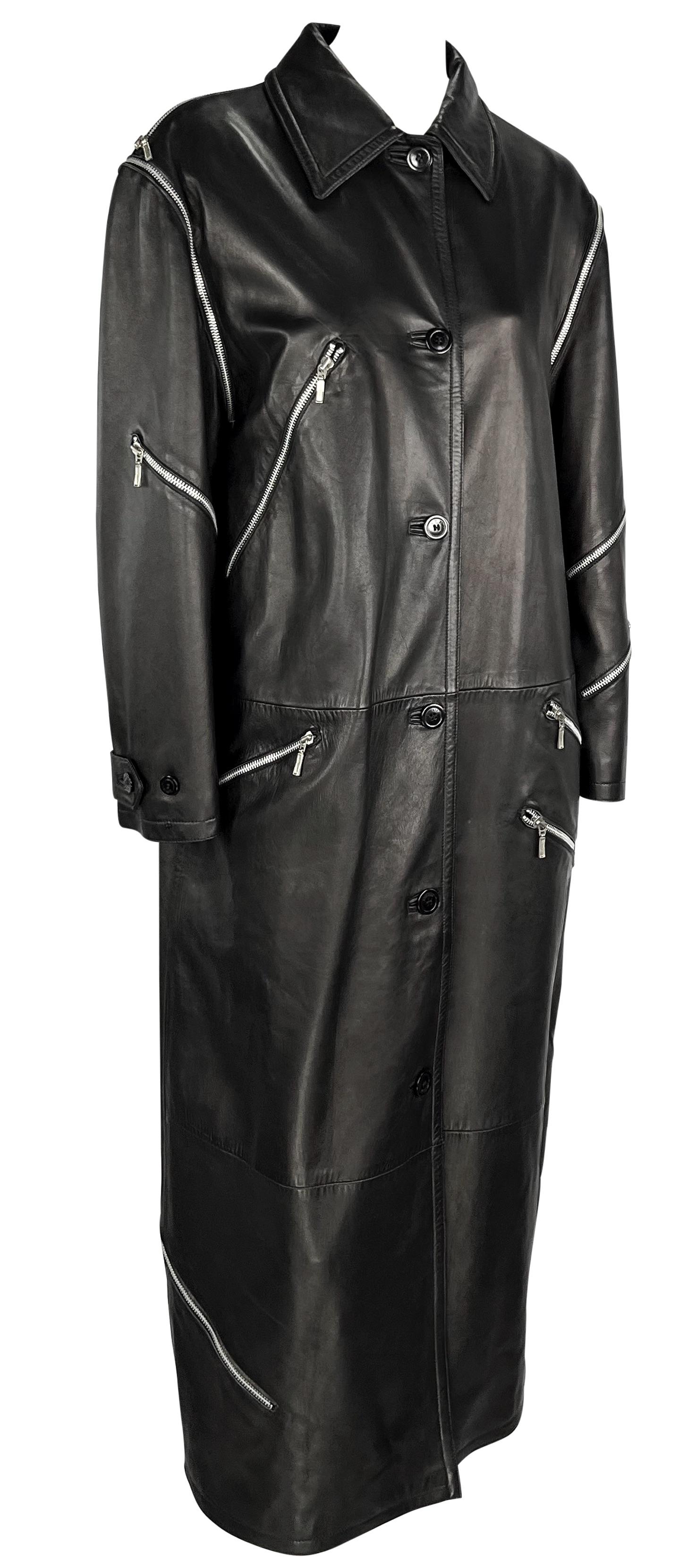 A/I 1998 Donatella Versace for Gianni Versace ha fatto sfilare un trench in pelle nera con zip in vendita 1