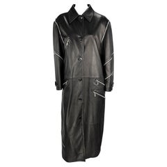 A/I 1998 Donatella Versace for Gianni Versace ha fatto sfilare un trench in pelle nera con zip