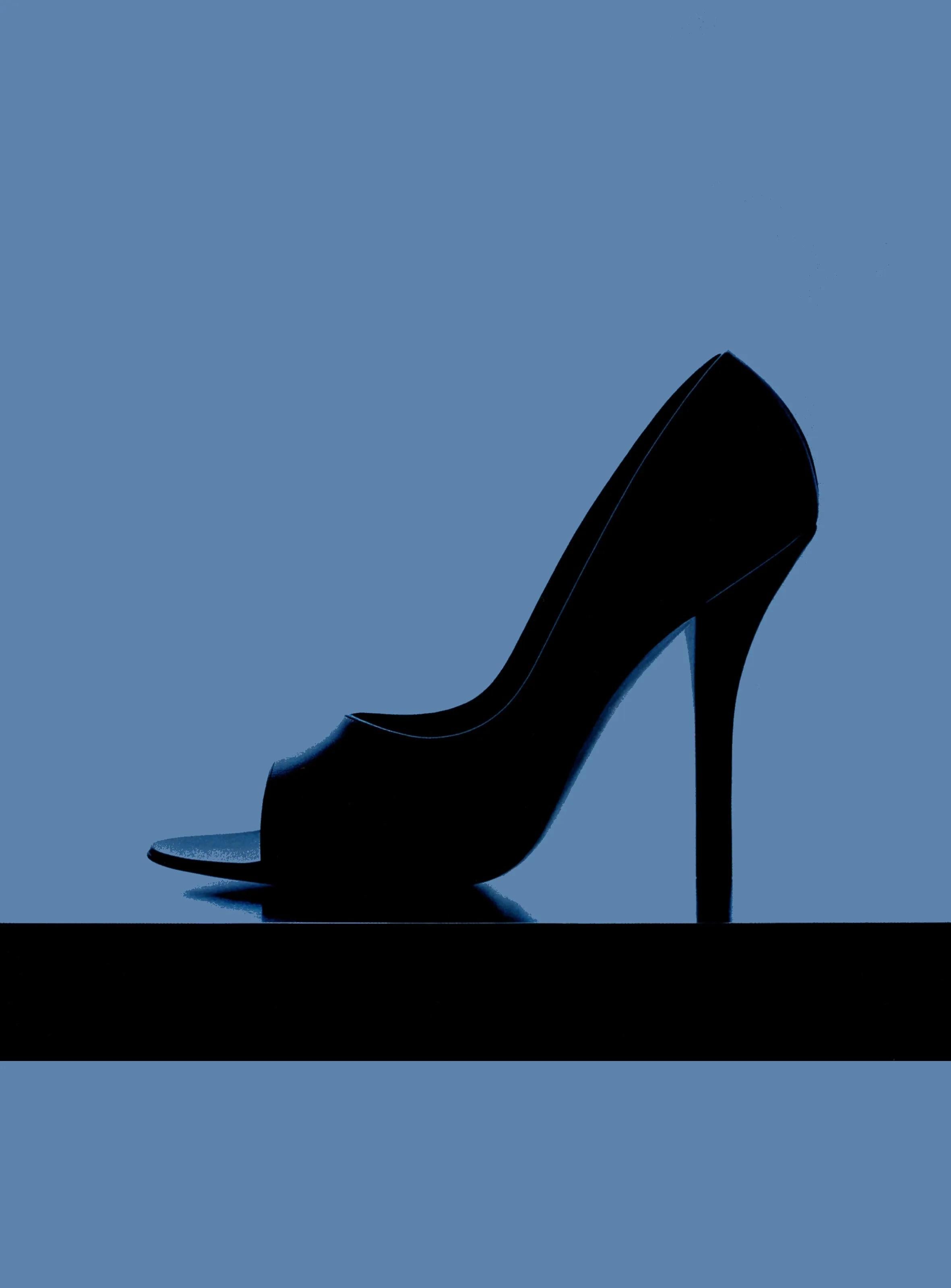 From the Fall/Winter 1998 collection, these Gucci heels by Tom Ford are crafted from genuine brown alligator leather. Highlighted in the season's ad campaign, the heels feature a sleek peep-toe silhouette with a high stiletto heel. 

Approximate