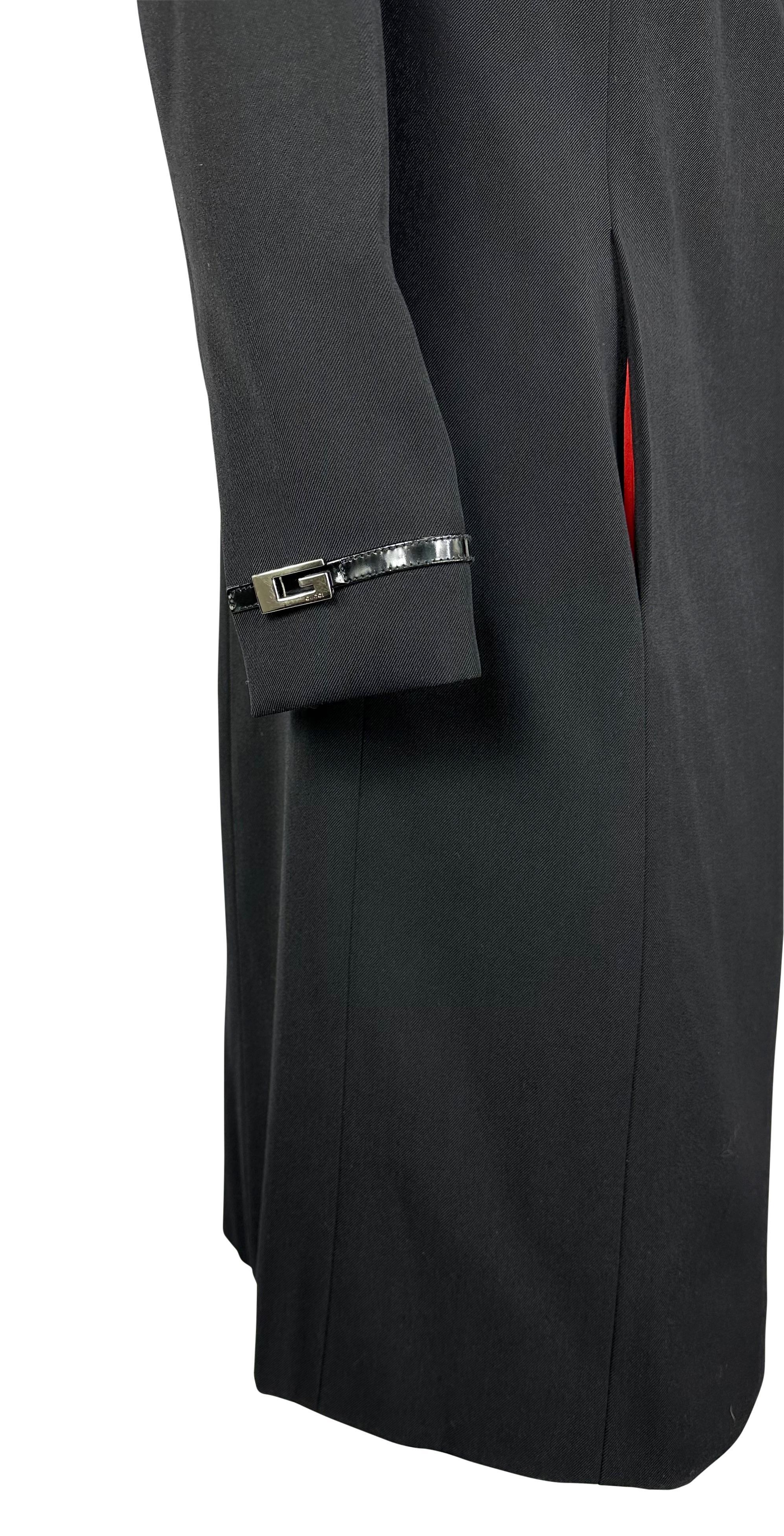 Noir Manteau de défilé Gucci by Tom Ford, A/H 1997, avec boucle « G » en laine noire et doublure rouge en vente