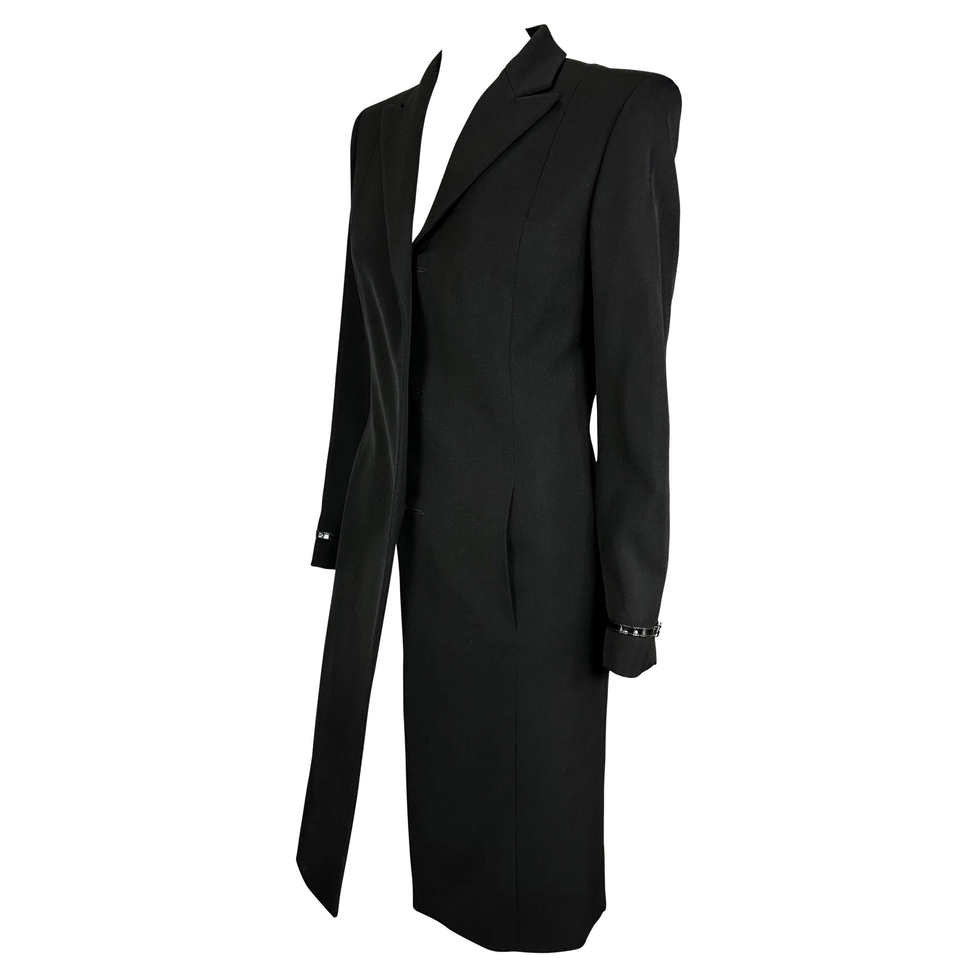 Manteau de défilé Gucci by Tom Ford, A/H 1997, avec boucle « G » en laine noire et doublure rouge en vente 1