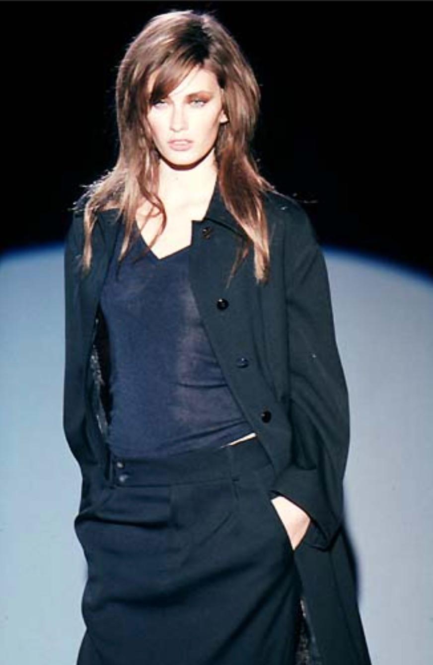 Questa canotta in cashmere blu scuro di Gucci, disegnata da Tom Ford per la collezione Autunno/Inverno 1998, è stata indossata da Rhea Durham in passerella. Presenta una profonda scollatura a V e un lussuoso cashmere elasticizzato che la rende molto