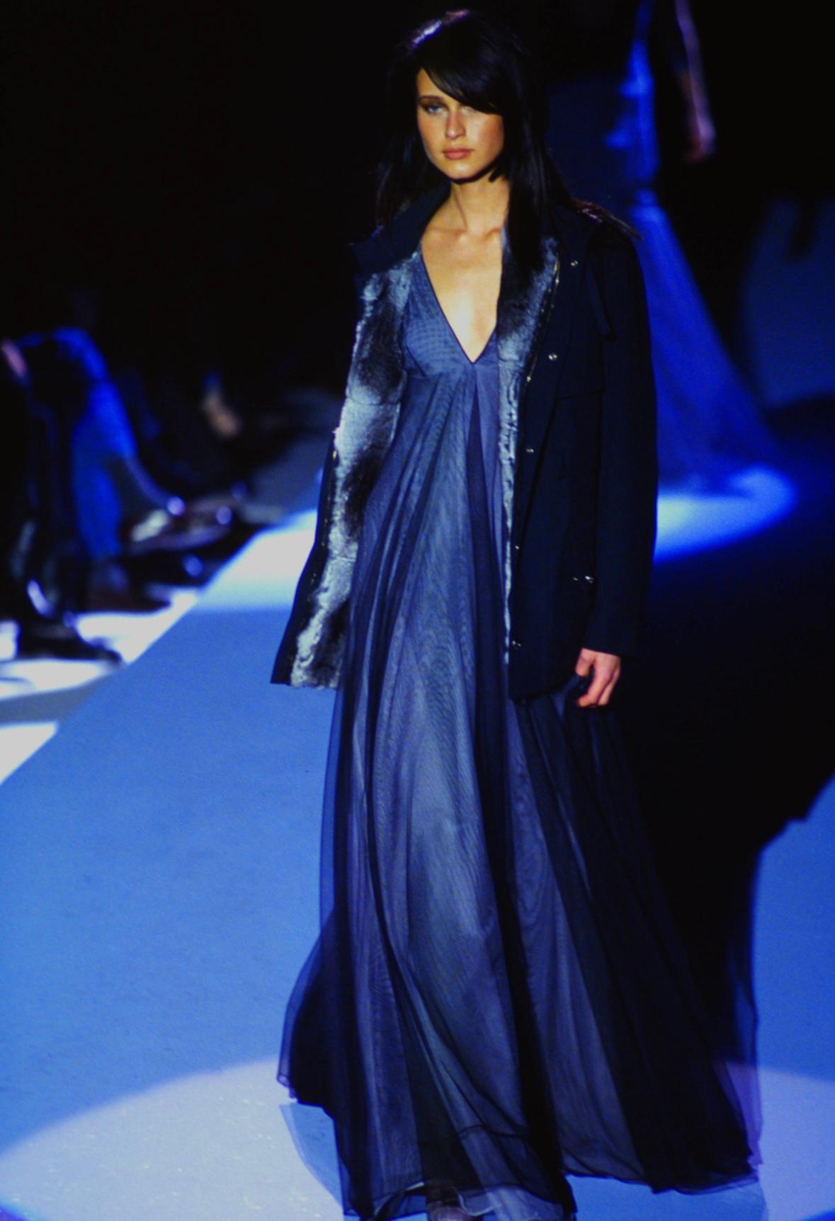 H/W 1998 Gucci by Tom Ford Laufsteg Schwarzes mehrlagiges, durchsichtiges Tüllkleid mit tiefem Ausschnitt im Zustand „Hervorragend“ im Angebot in West Hollywood, CA