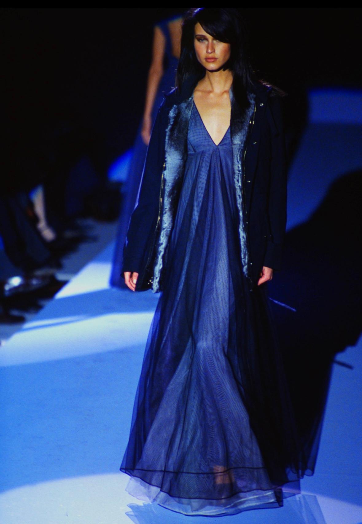H/W 1998 Gucci by Tom Ford Laufsteg Schwarzes mehrlagiges, durchsichtiges Tüllkleid mit tiefem Ausschnitt im Angebot 2