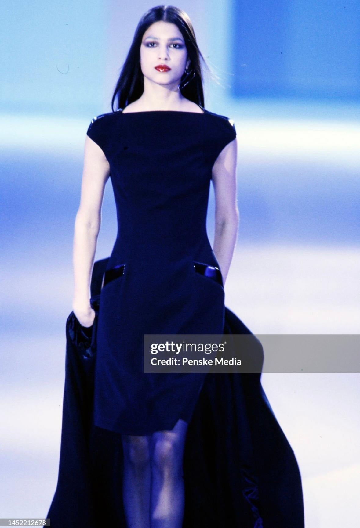 Wir präsentieren ein fabelhaftes schwarzes Kleid von Thierry Mugler, entworfen von Manfred Mugler. Dieses schicke kleine Schwarze aus der Herbst/Winter-Kollektion 1998 wurde auf dem Laufsteg der Saison vorgestellt. Dieses Kleid hat