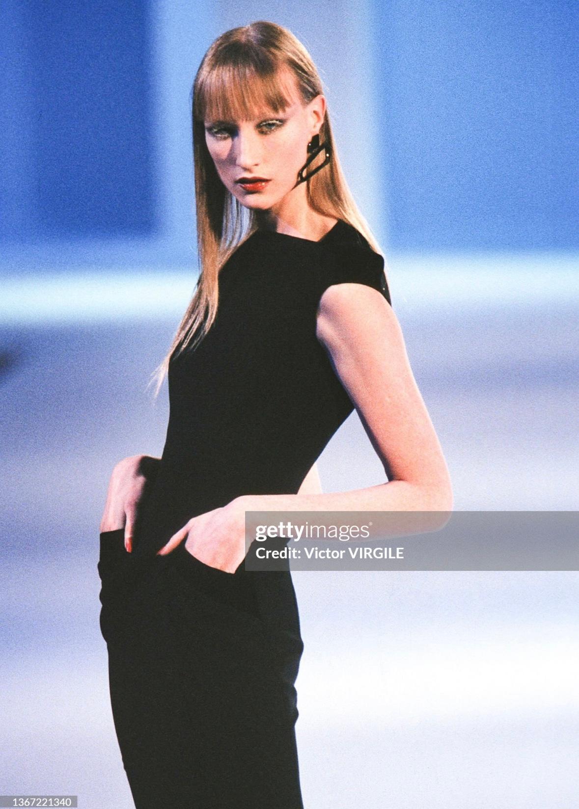 H/W 1998 Thierry Mugler Laufsteg Schwarzes Minikleid aus Samt mit Bateau-Ausschnitt und Bateau-Ausschnitt im Zustand „Hervorragend“ im Angebot in West Hollywood, CA