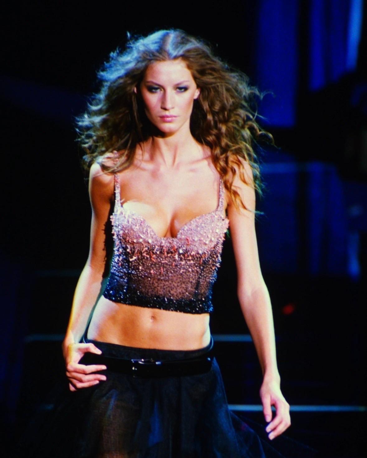 Ti presentiamo uno splendido corpetto a bustino e un set di pantaloni coordinati dell'Atelier Versace, disegnati da Jørgen Simonsen sotto la direzione creativa di Donatella Versace. Questo splendido set della linea Atelier Versace è composto da un