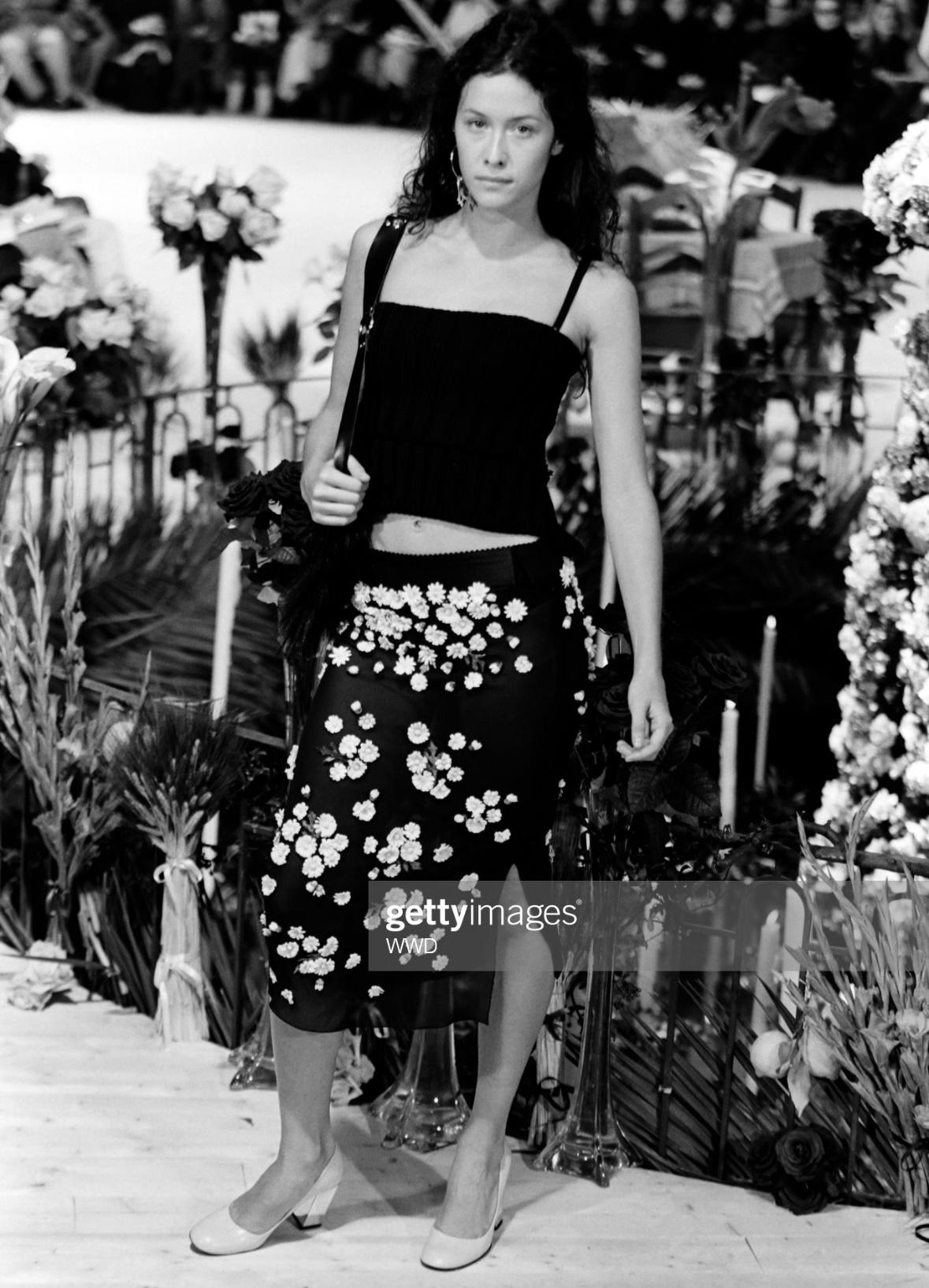 F/W 1999 Dolce & Gabbana Runway Daisy Flower Appliqué Sheer Black Slit Skirt (Jupe fendue noire)  Bon état - En vente à West Hollywood, CA