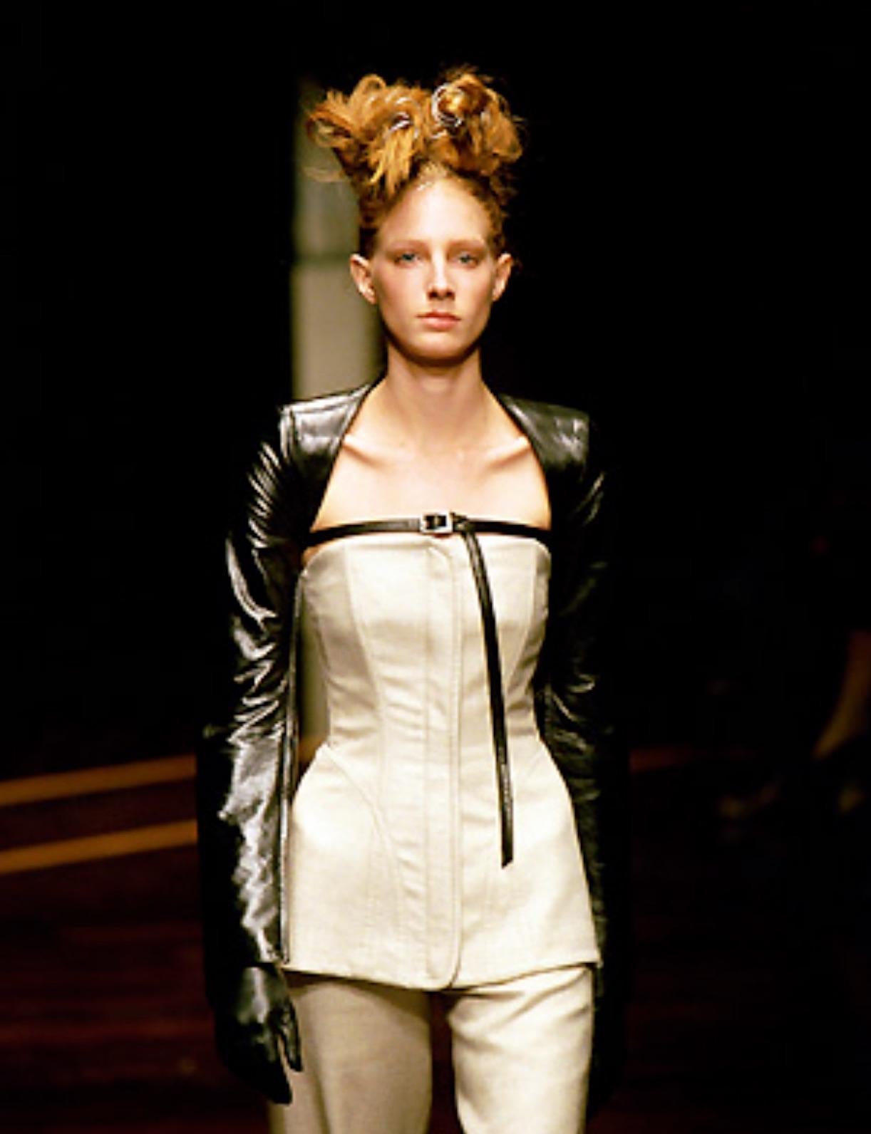 Issu de la collection automne/hiver 1999 de Gianfranco Ferré, ce top corset sans bretelles beige a fait ses débuts sur le podium. Elle est dotée d'une armature structurée, de surpiqûres ton sur ton et d'une double fermeture éclair cachée sur le