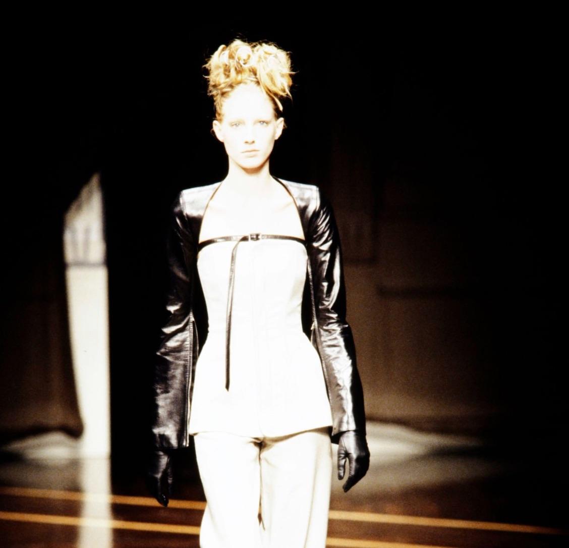 F/W 1999 Gianfranco Ferré Runway Beige Strapless Corset Boned Top Excellent état - En vente à West Hollywood, CA