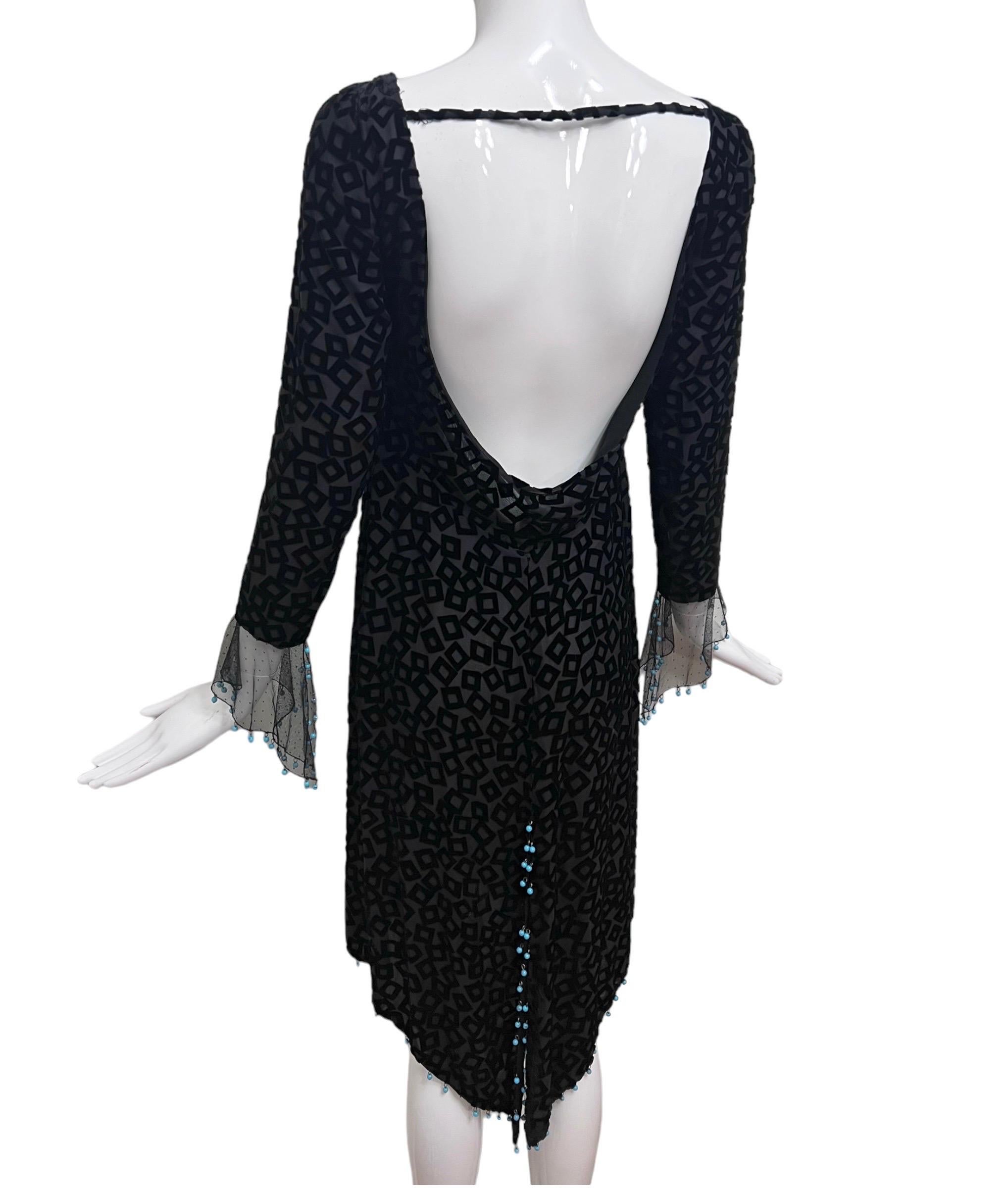 F/W 1999 Gianni Versace Mini robe en velours noir à perles géométriques en vente 3