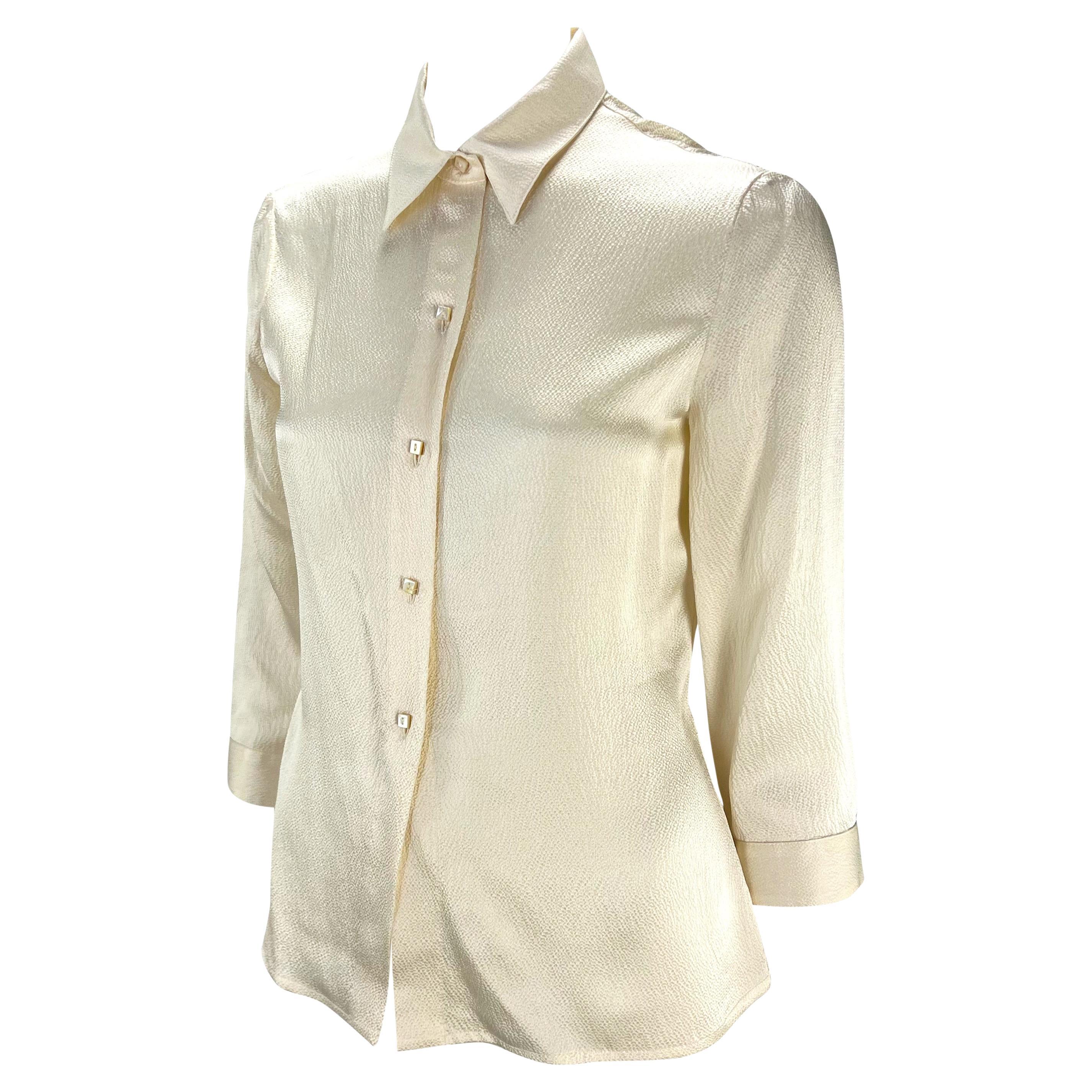 Collectional est une chemise à boutons en satin de crêpe conçue par Donatella pour la collection automne/hiver 1999 de Gianni Versace. Cette collection présentait de nombreuses formes de perles et de boutons similaires sur les podiums et dans les