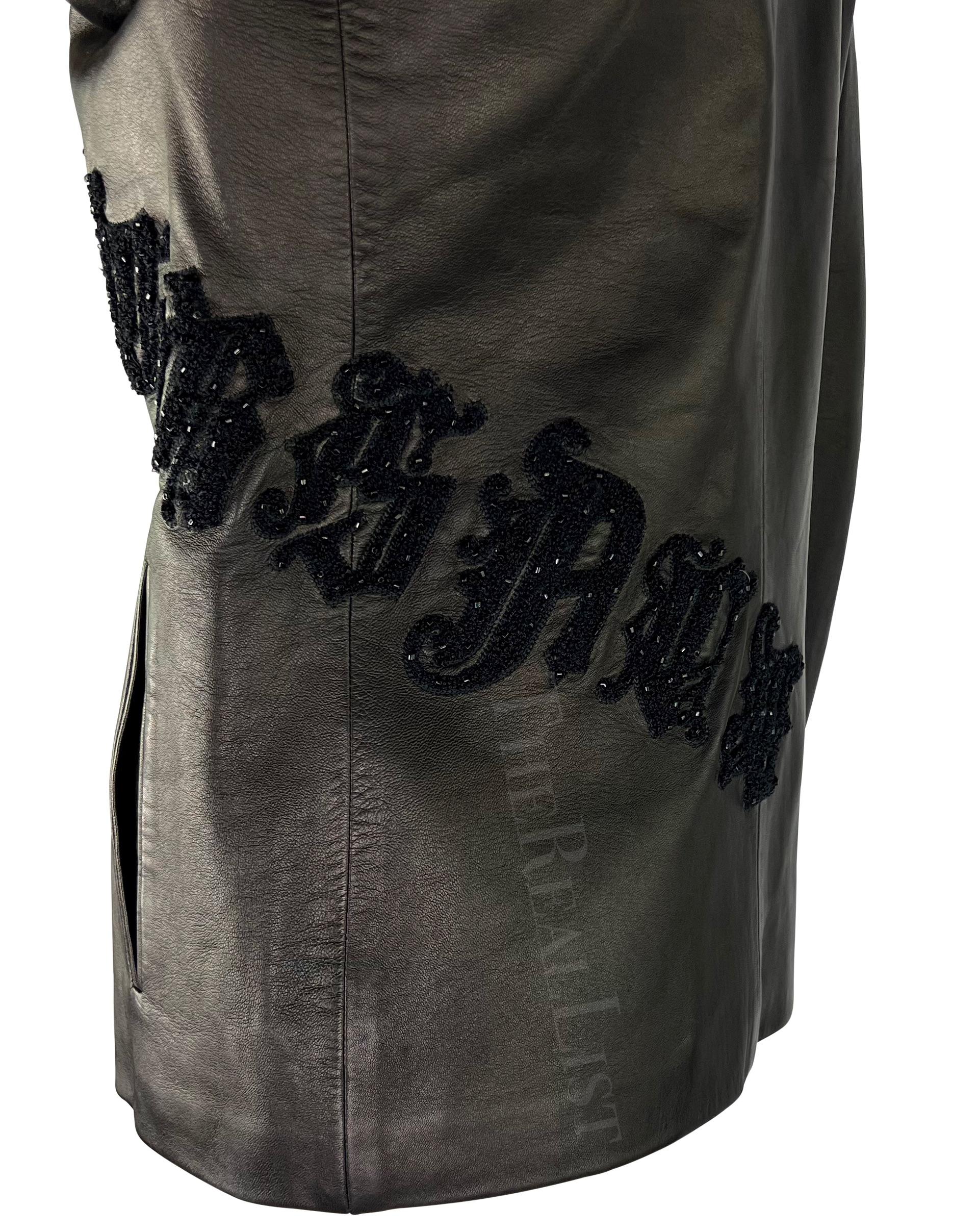 Veste en cuir noir brodée du logo Gianni Versace by Donatella, A/H 1999 Excellent état - En vente à West Hollywood, CA