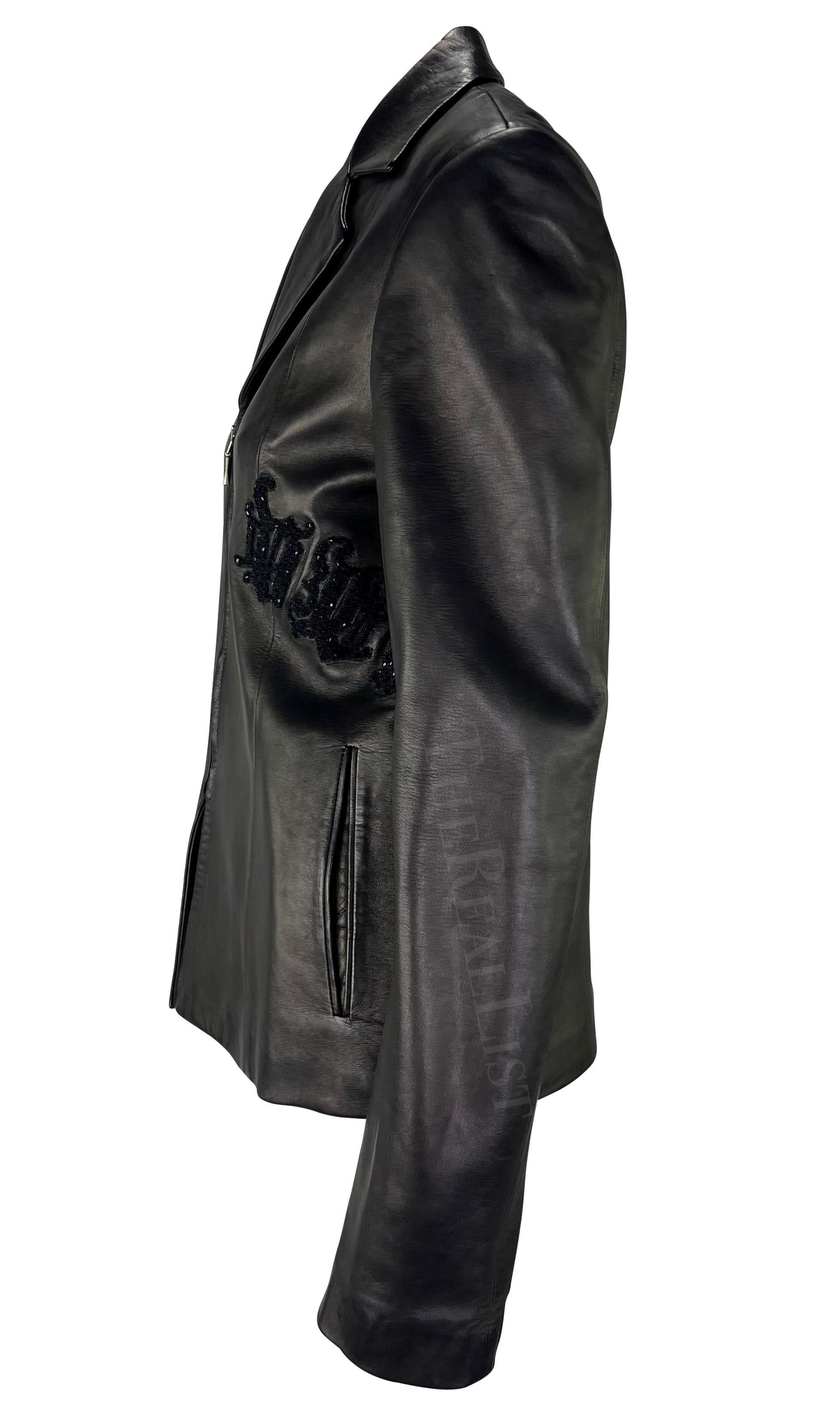 Veste en cuir noir brodée du logo Gianni Versace by Donatella, A/H 1999 Pour femmes en vente