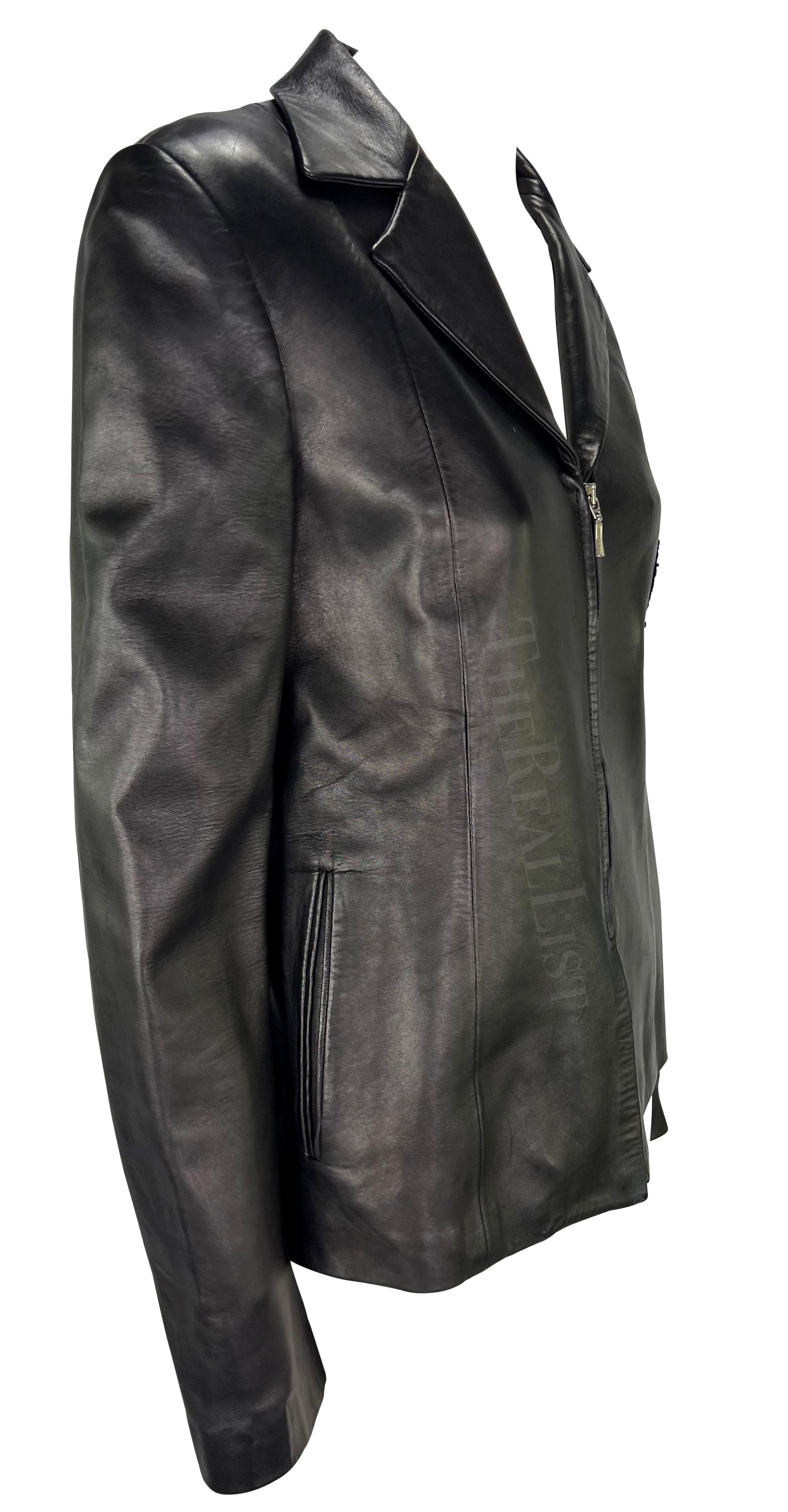 Veste en cuir noir brodée du logo Gianni Versace by Donatella, A/H 1999 en vente 4