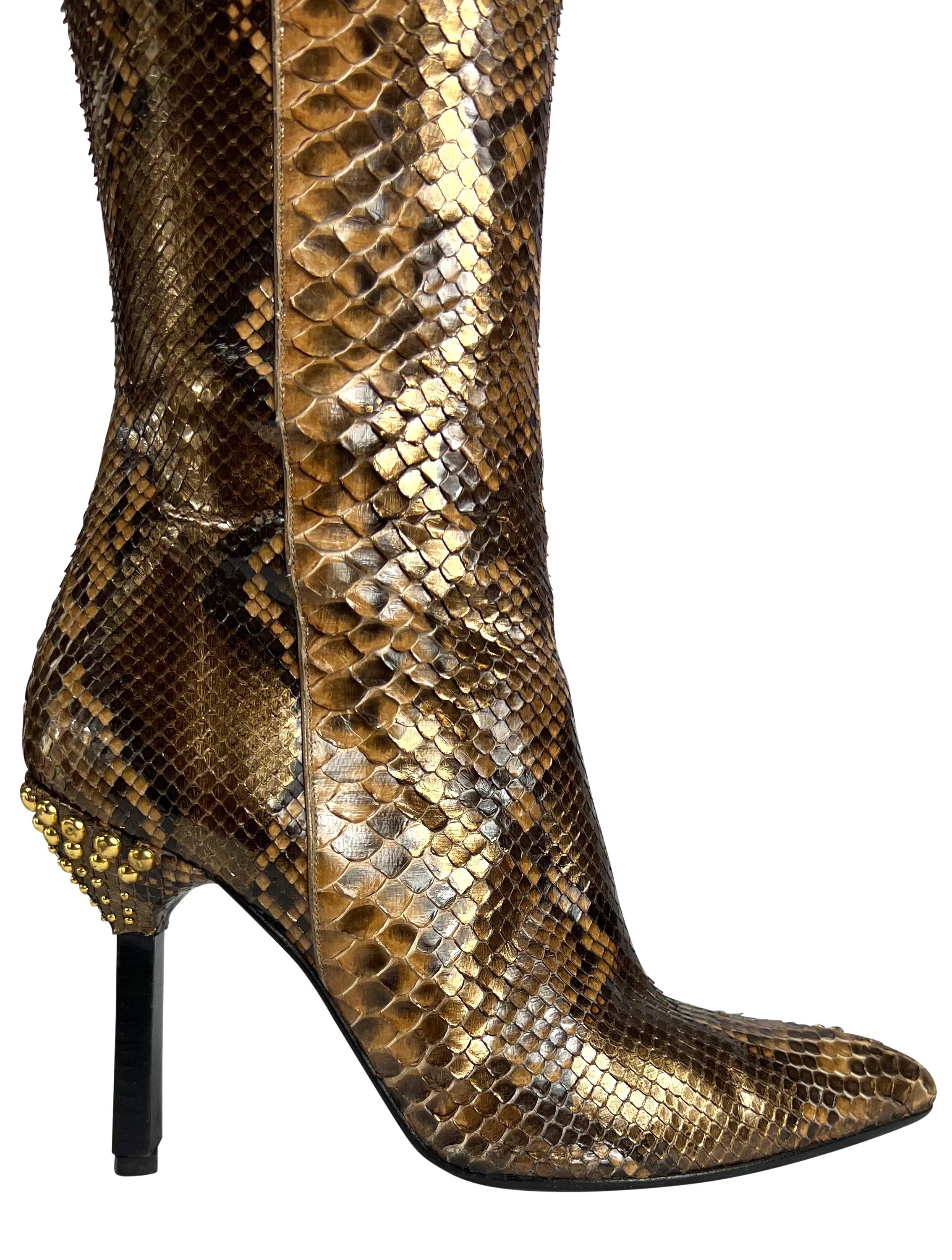 H/W 1999 Gianni Versace by Donatella Metallic Python Heelstiefel mit Absatz Größe 37 (Braun) im Angebot